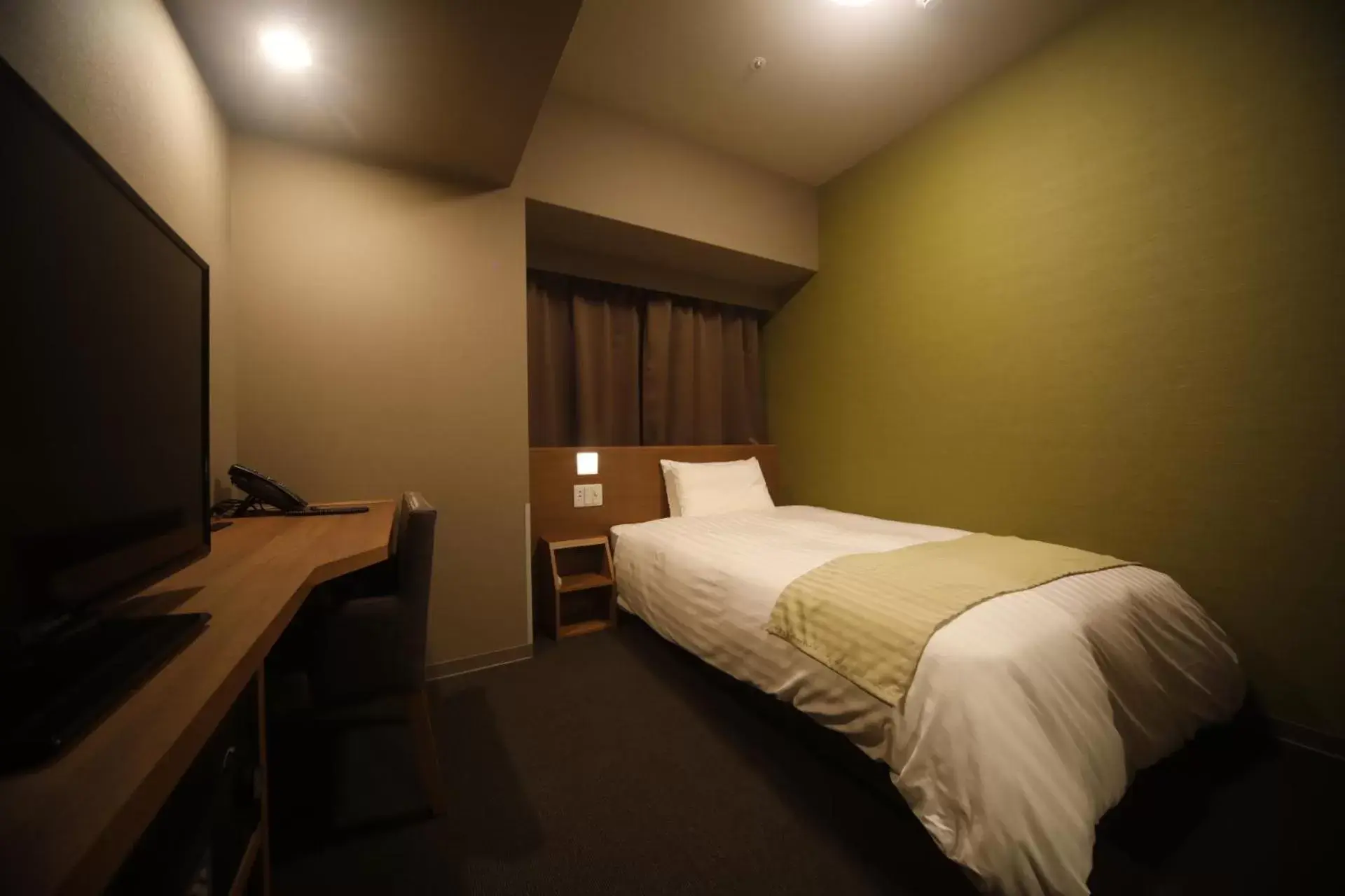 Double Room with Small Double Bed and Shower without Cleaning Service - Non-Smoking in Dormy Inn Osaka Tanimachi Double Room with Small Double Bed and Shower without Cleaning Service - Non-Smoking in Dormy Inn Osaka Tanimachi