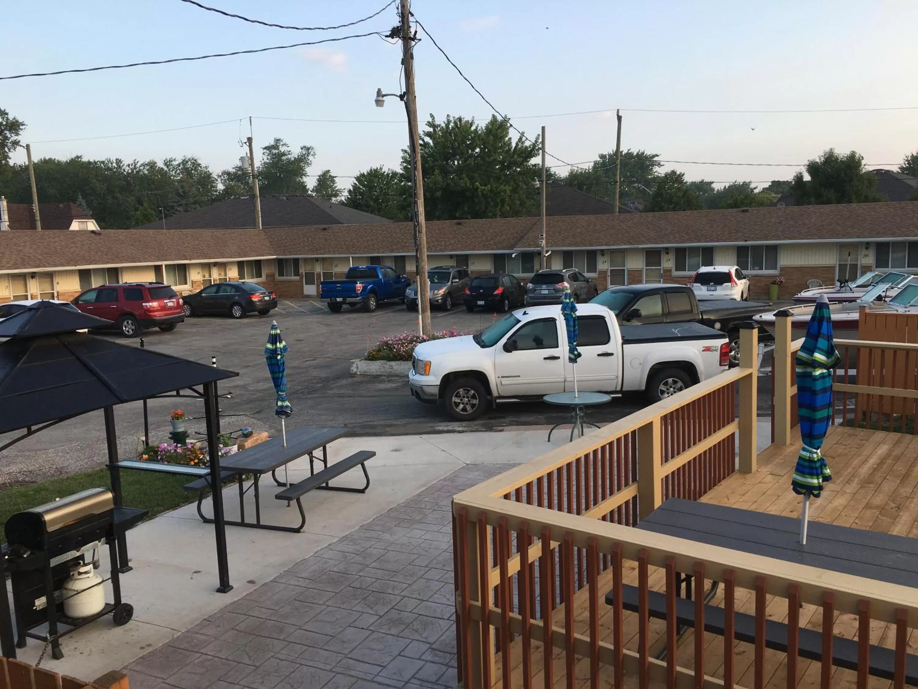 Parking in Sunparlor Motel