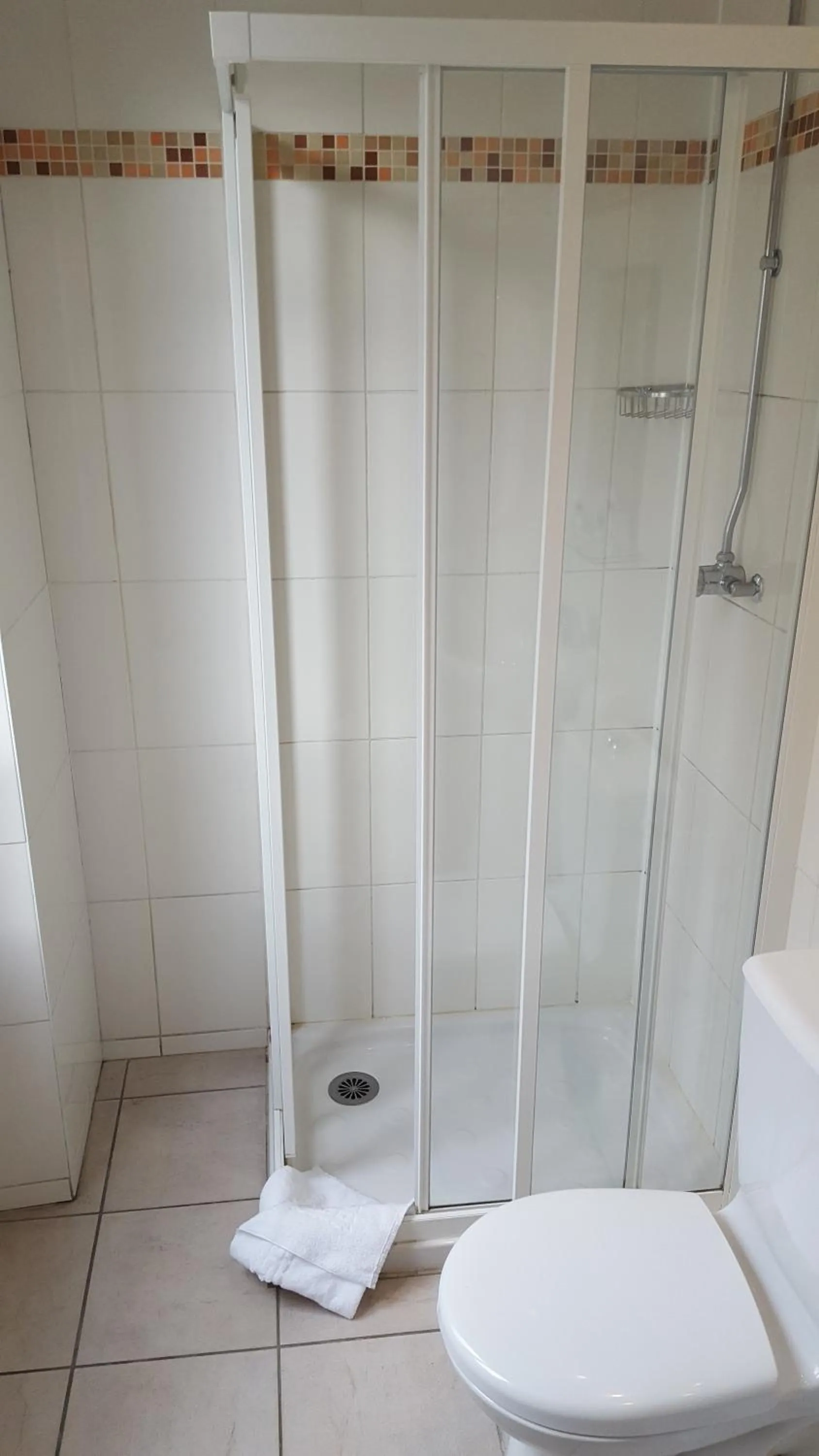 Bathroom in Le Montclair Montmartre by River