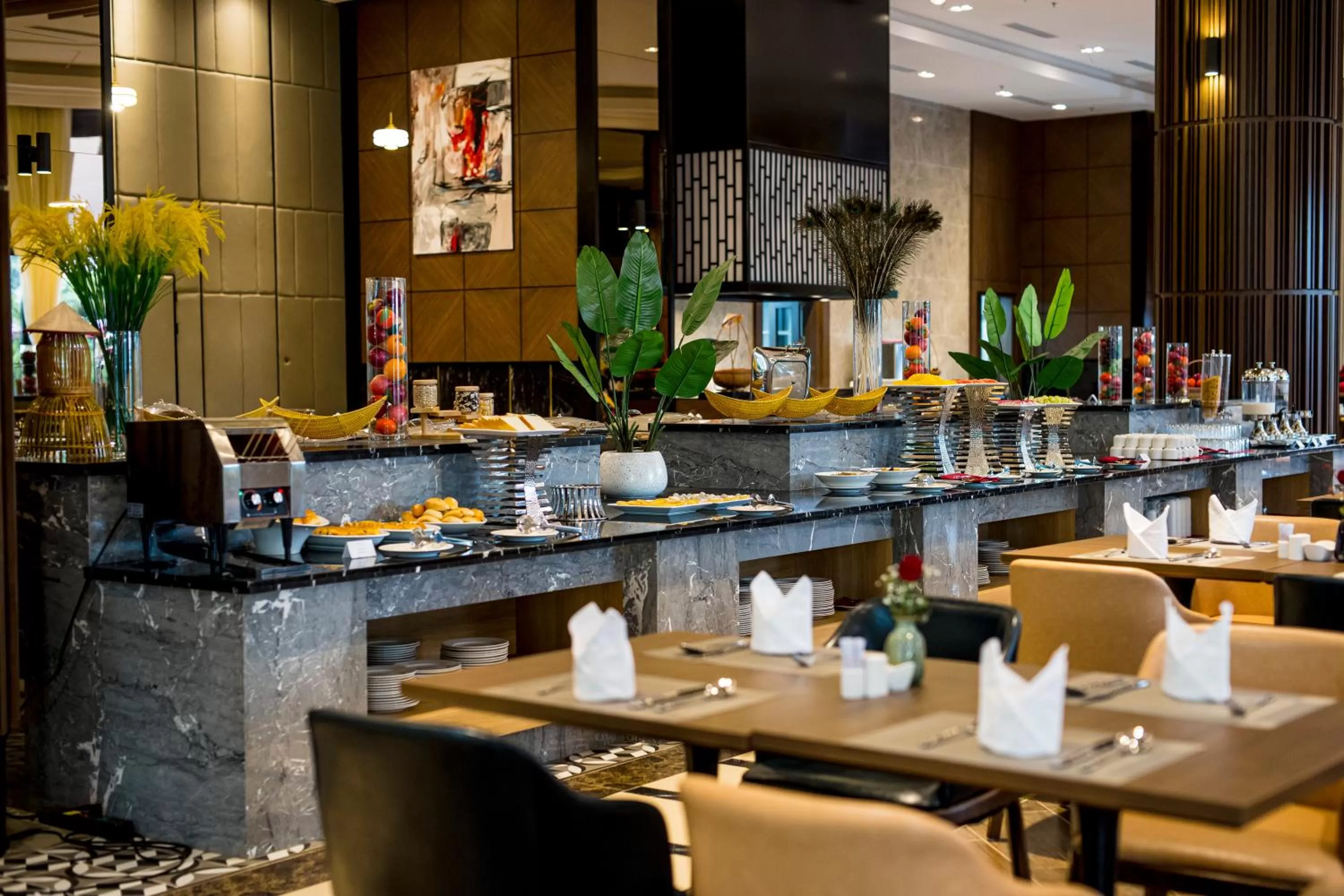 Restaurant/places to eat in Ramada Hotel & Suites by Wyndham Halong Bay View