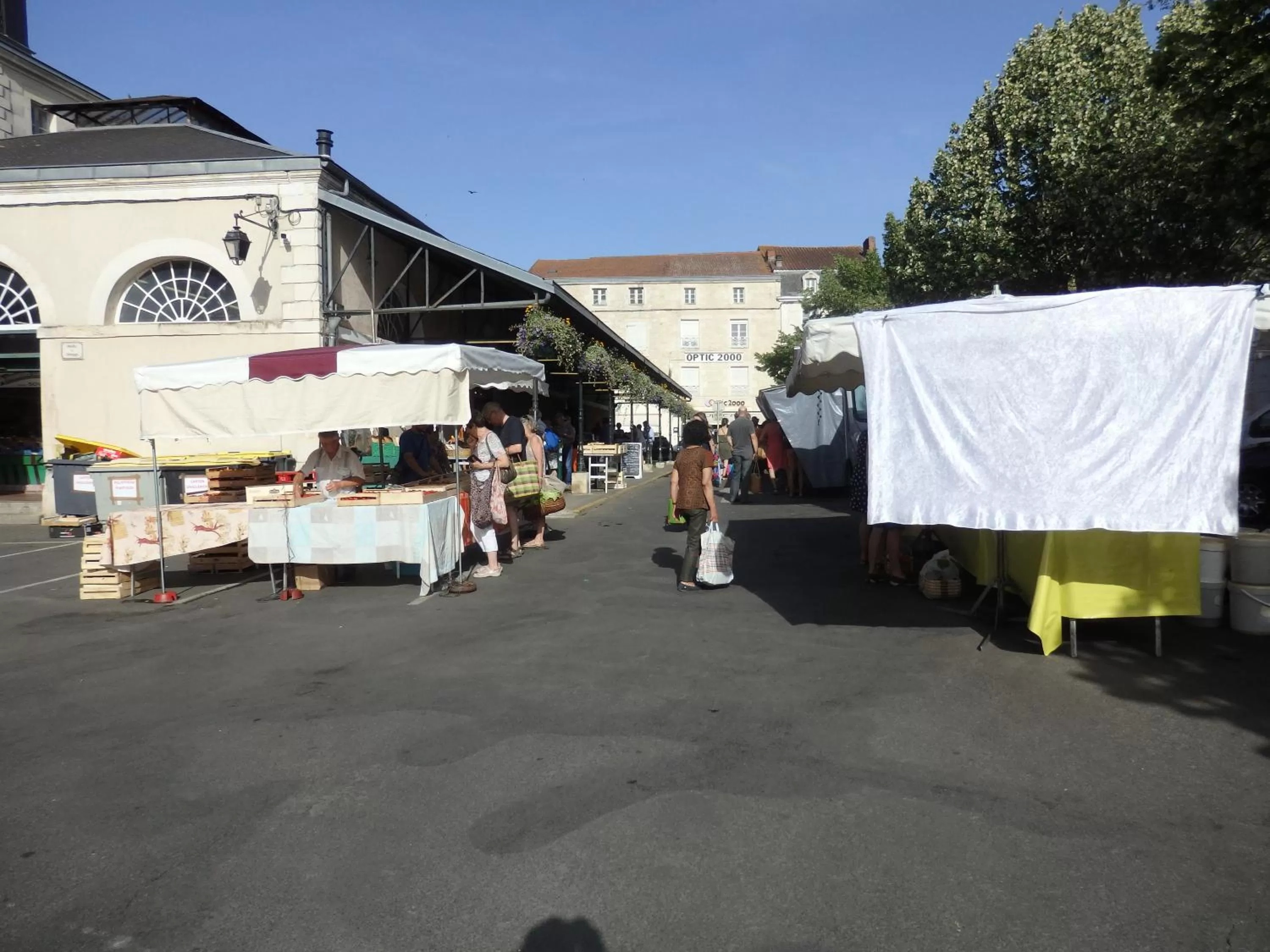 Neighbourhood in Le Perroquet Vert