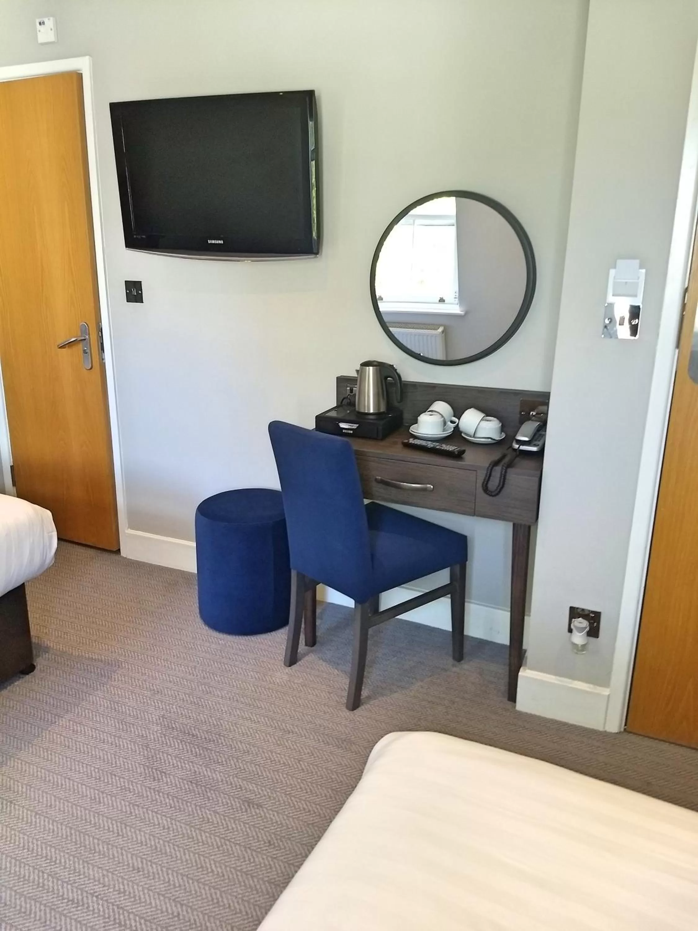 Coffee/tea facilities, Bed in Garden Court Hotel