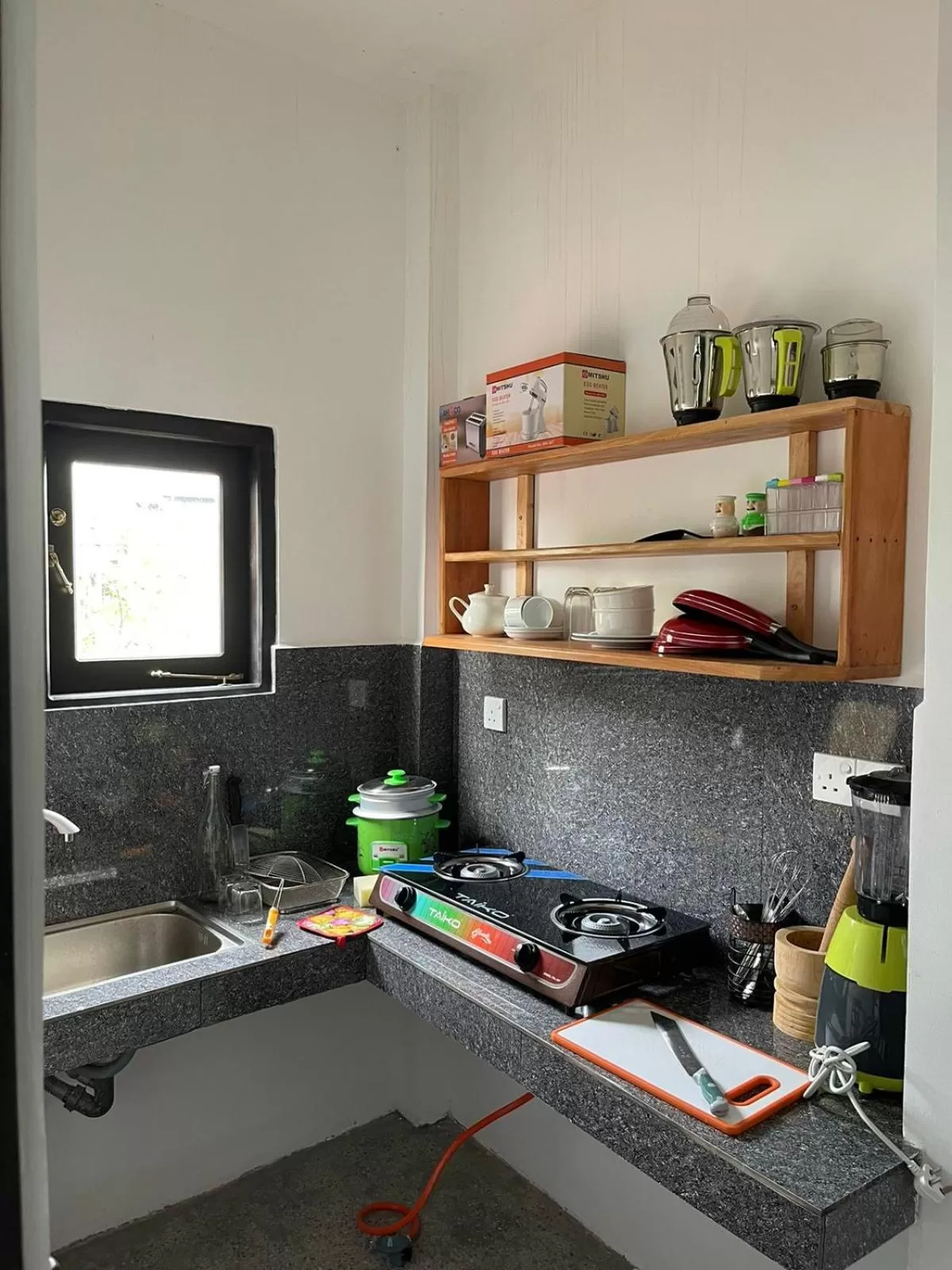 Kitchen or kitchenette in Surf Lavender