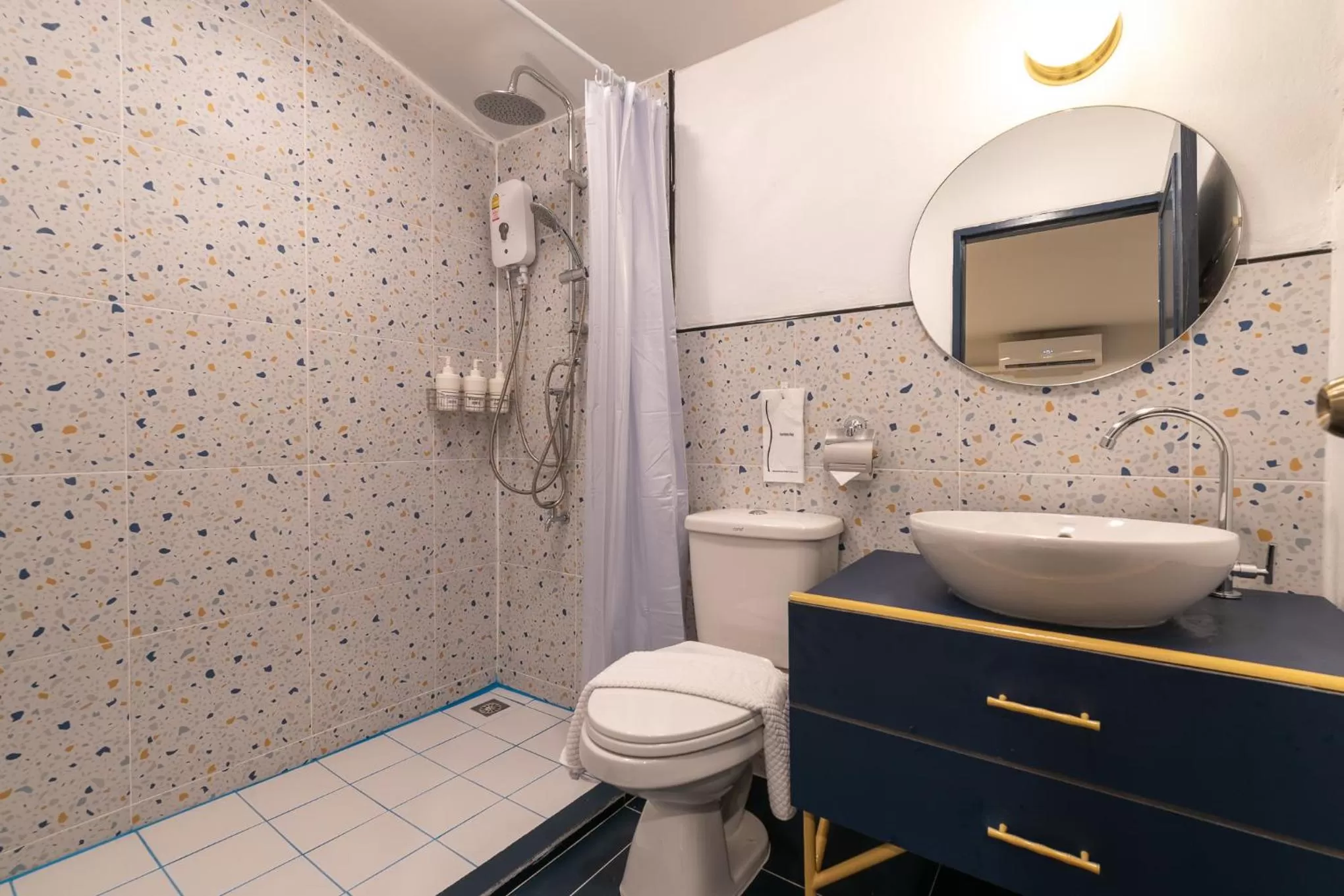 Shower in The Mellow Pillow Hotel @ Chiang Mai Gate