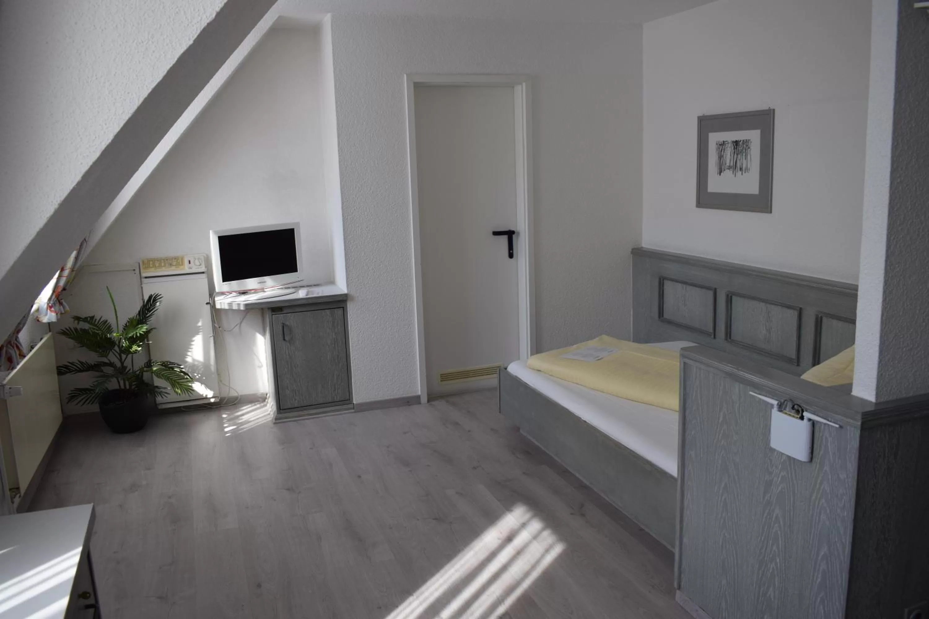 Photo of the whole room, Bed in Avenue Hotel