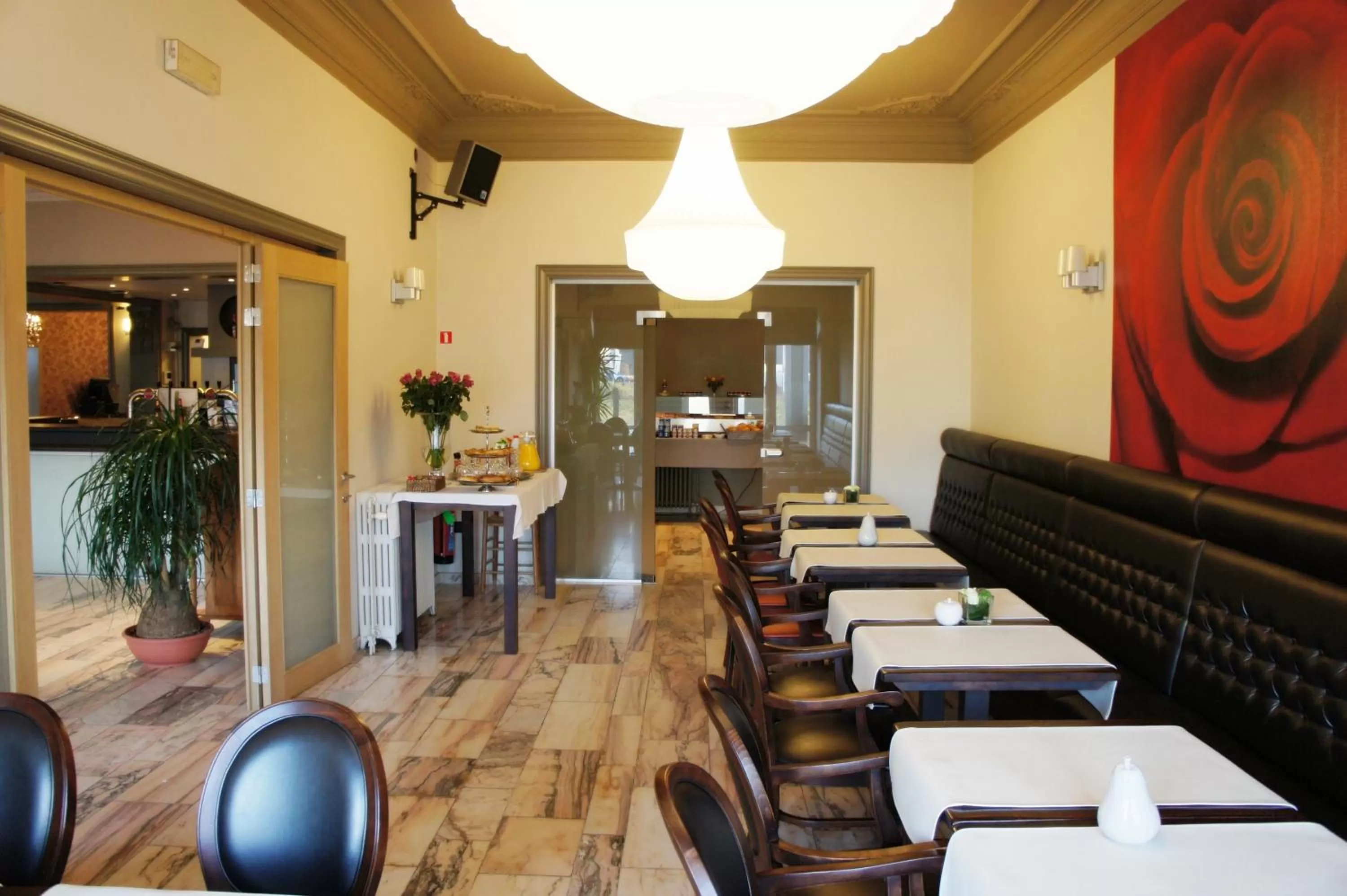 Restaurant/places to eat in Belrom Hotel