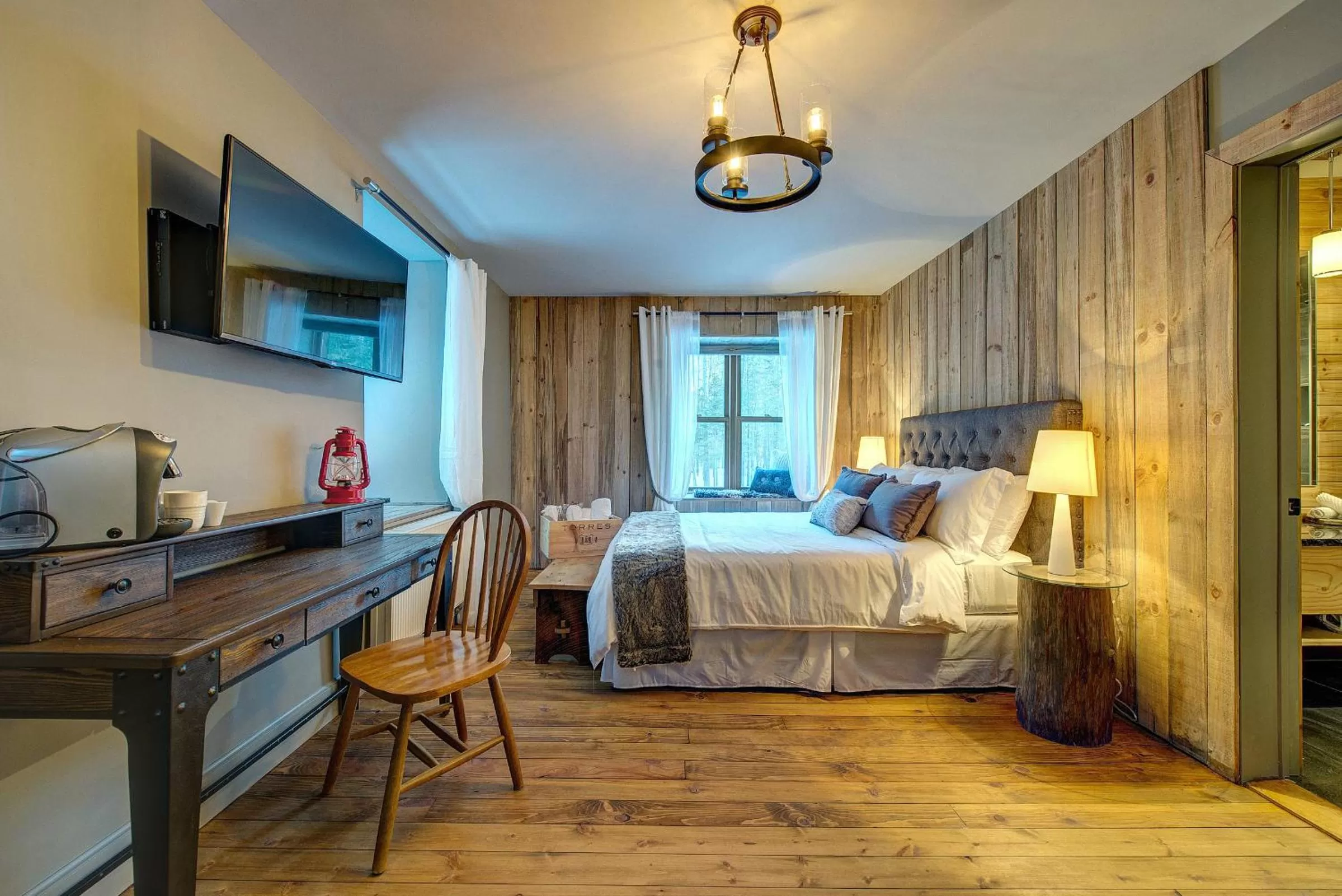 Photo of the whole room, Bed in Auberge le Cosy Tremblant