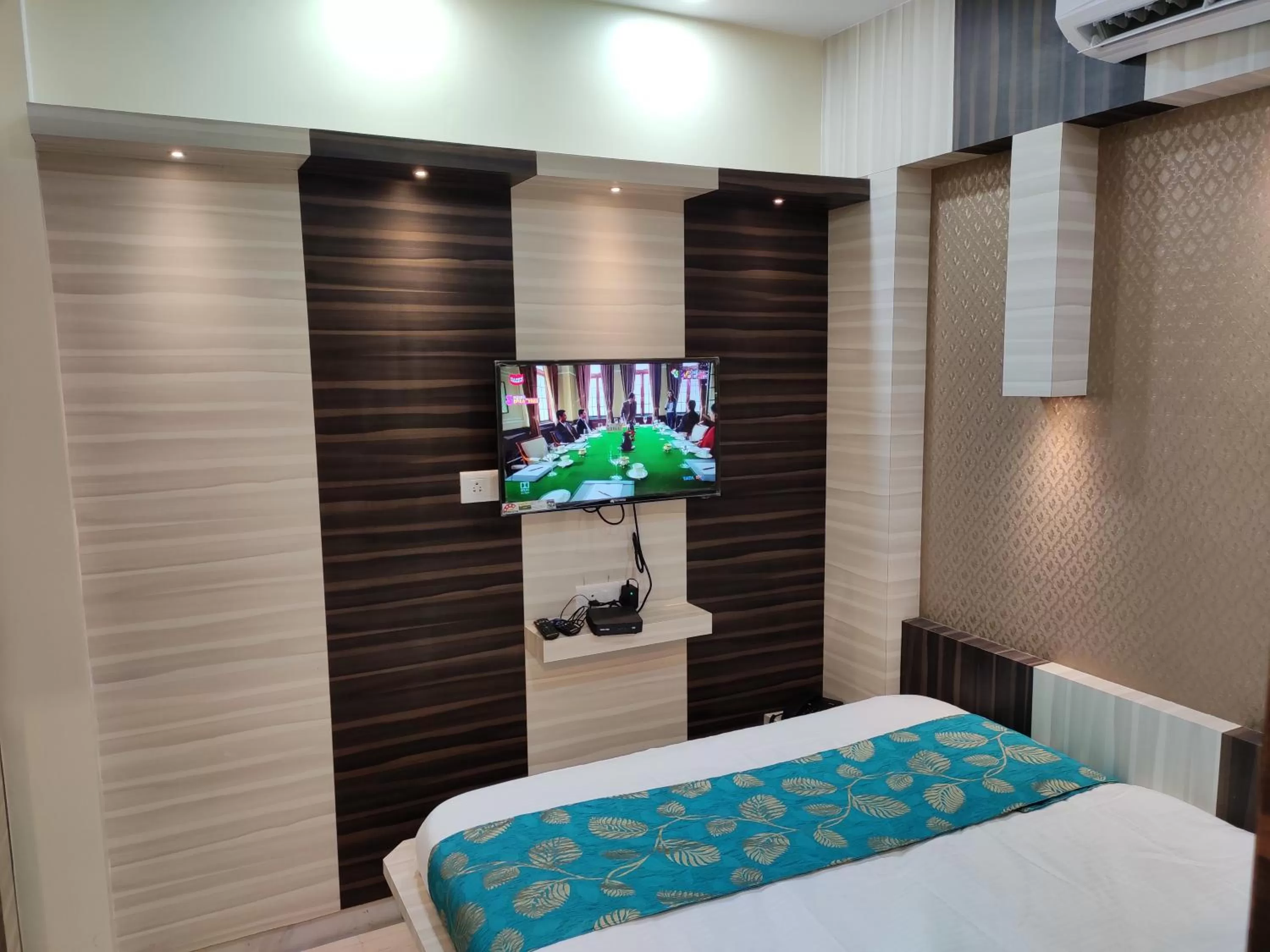 Bed in HOTEL CENTRAL SQUARE "A Couple Friendly Hotel"