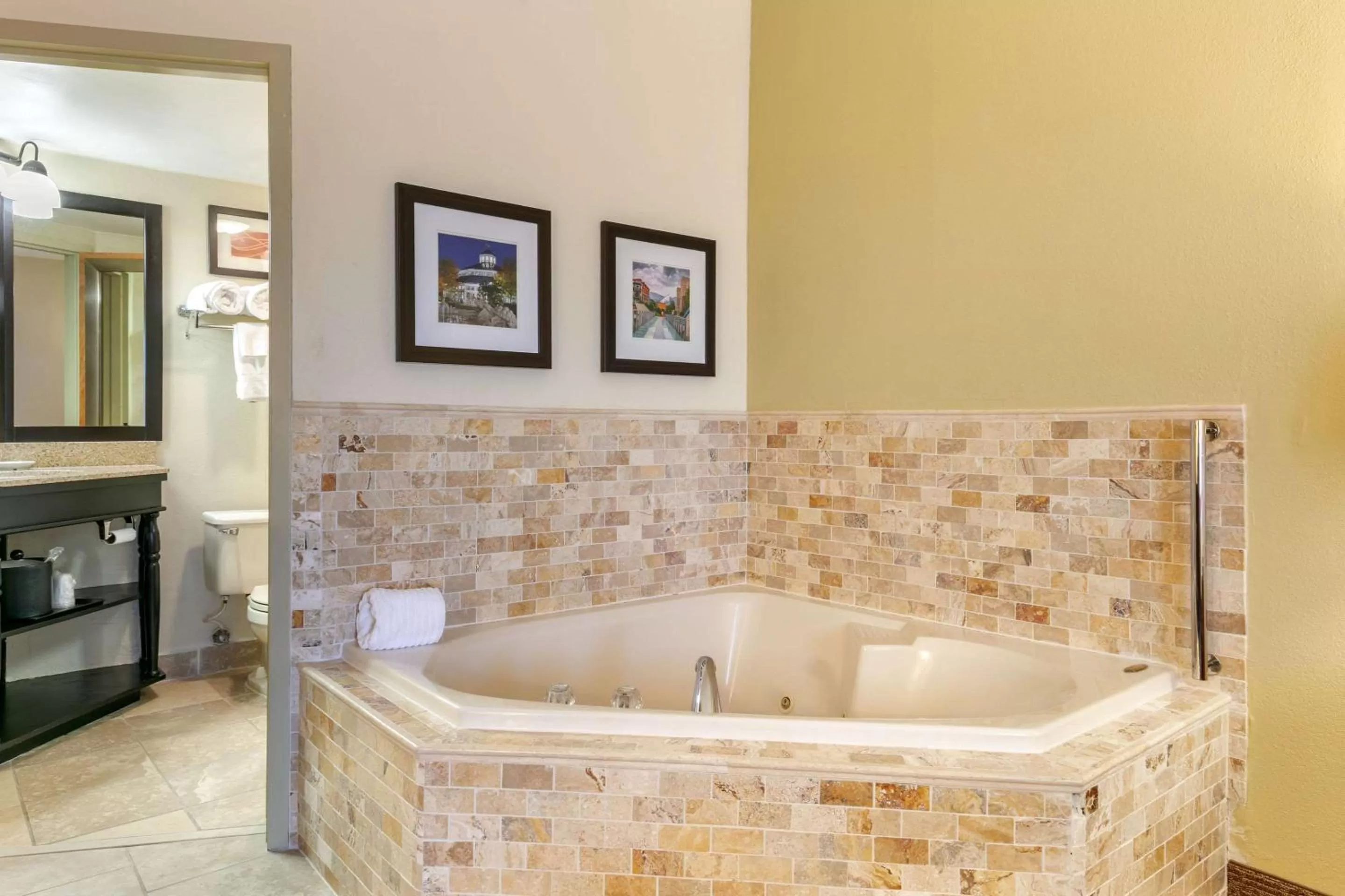 Photo of the whole room in Comfort Inn Chattanooga Downtown Southside