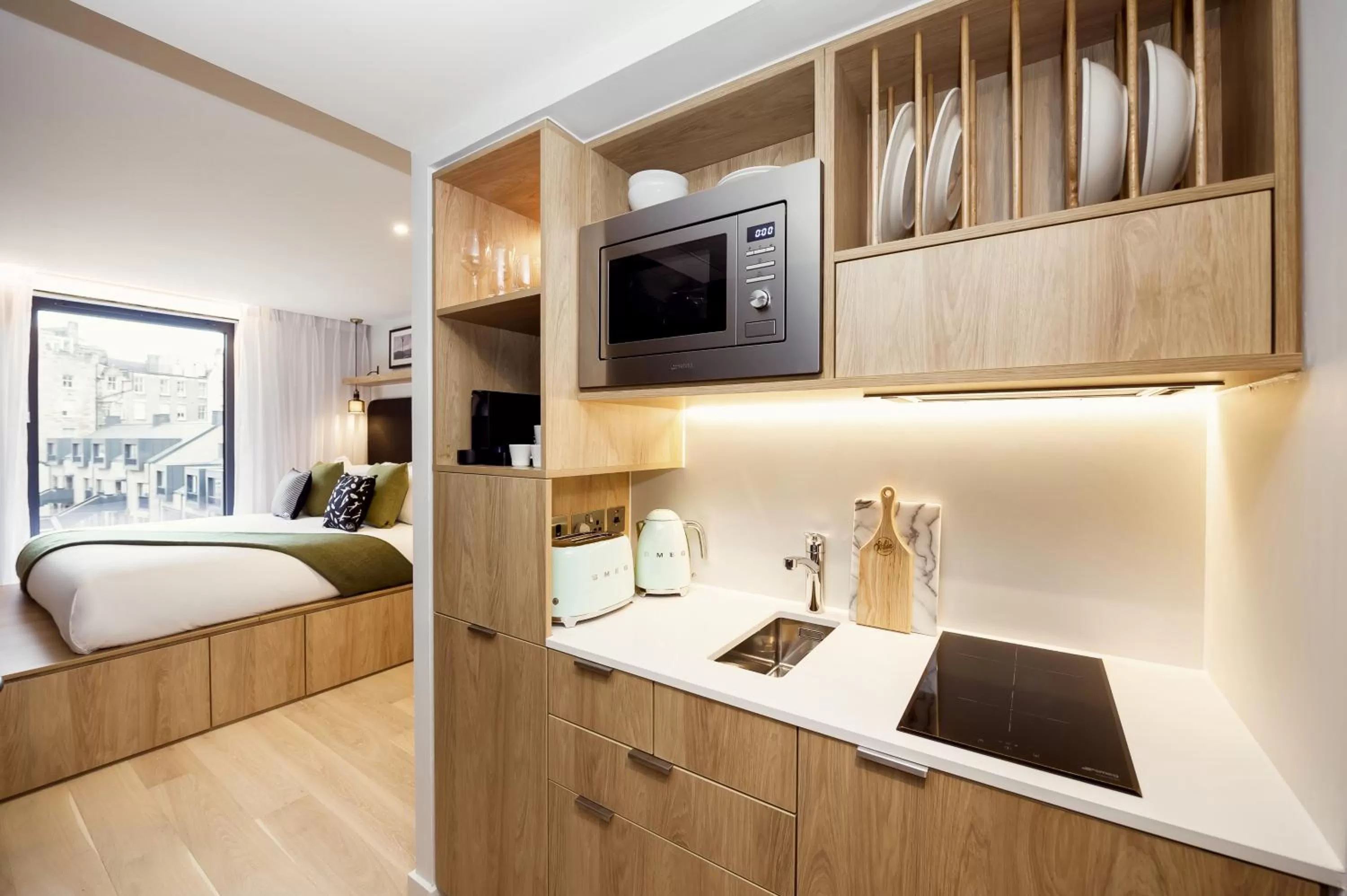 Kitchen or kitchenette, Bed in Wilde Aparthotels Edinburgh Grassmarket