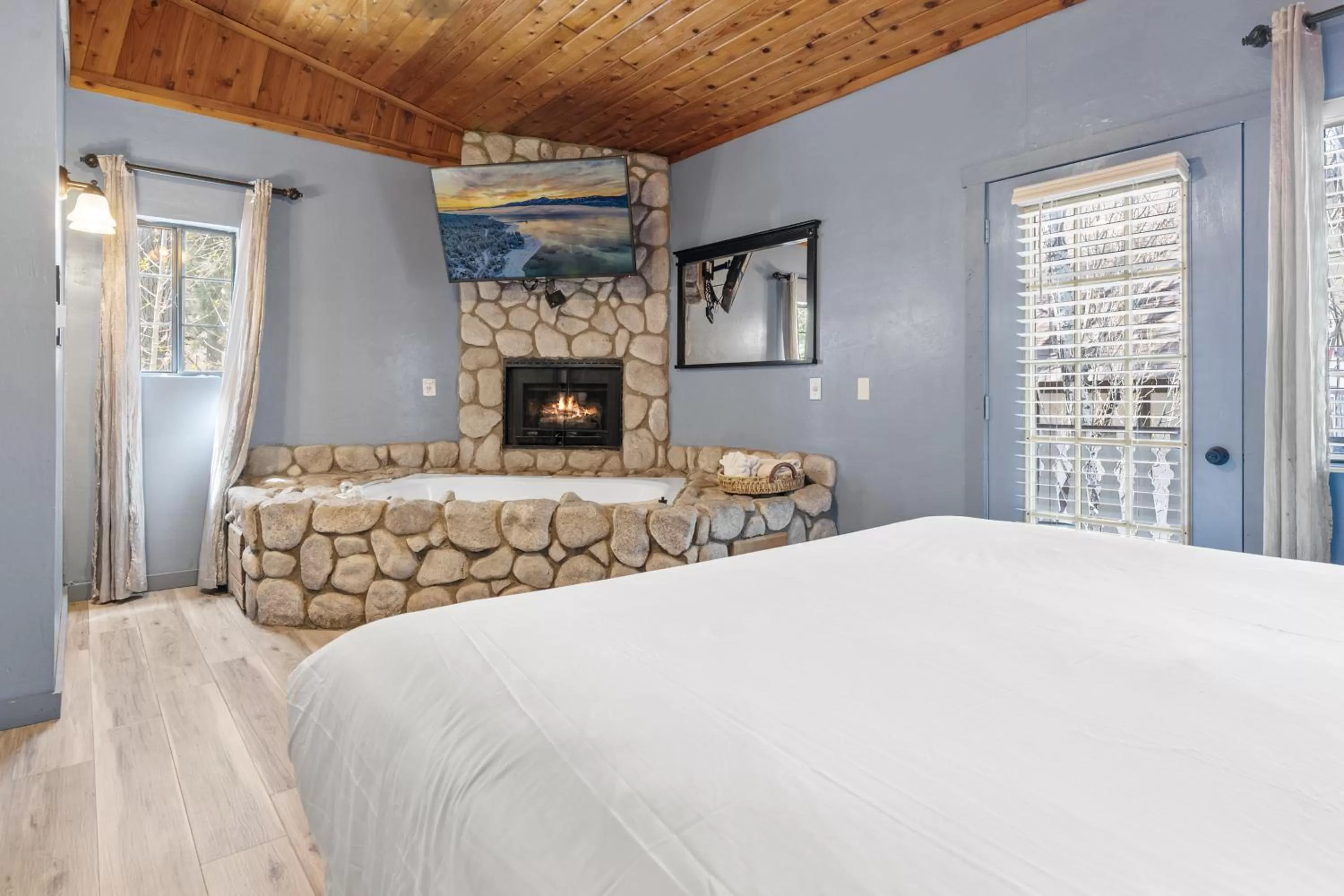 Photo of the whole room, Bed in Black Forest Lodge