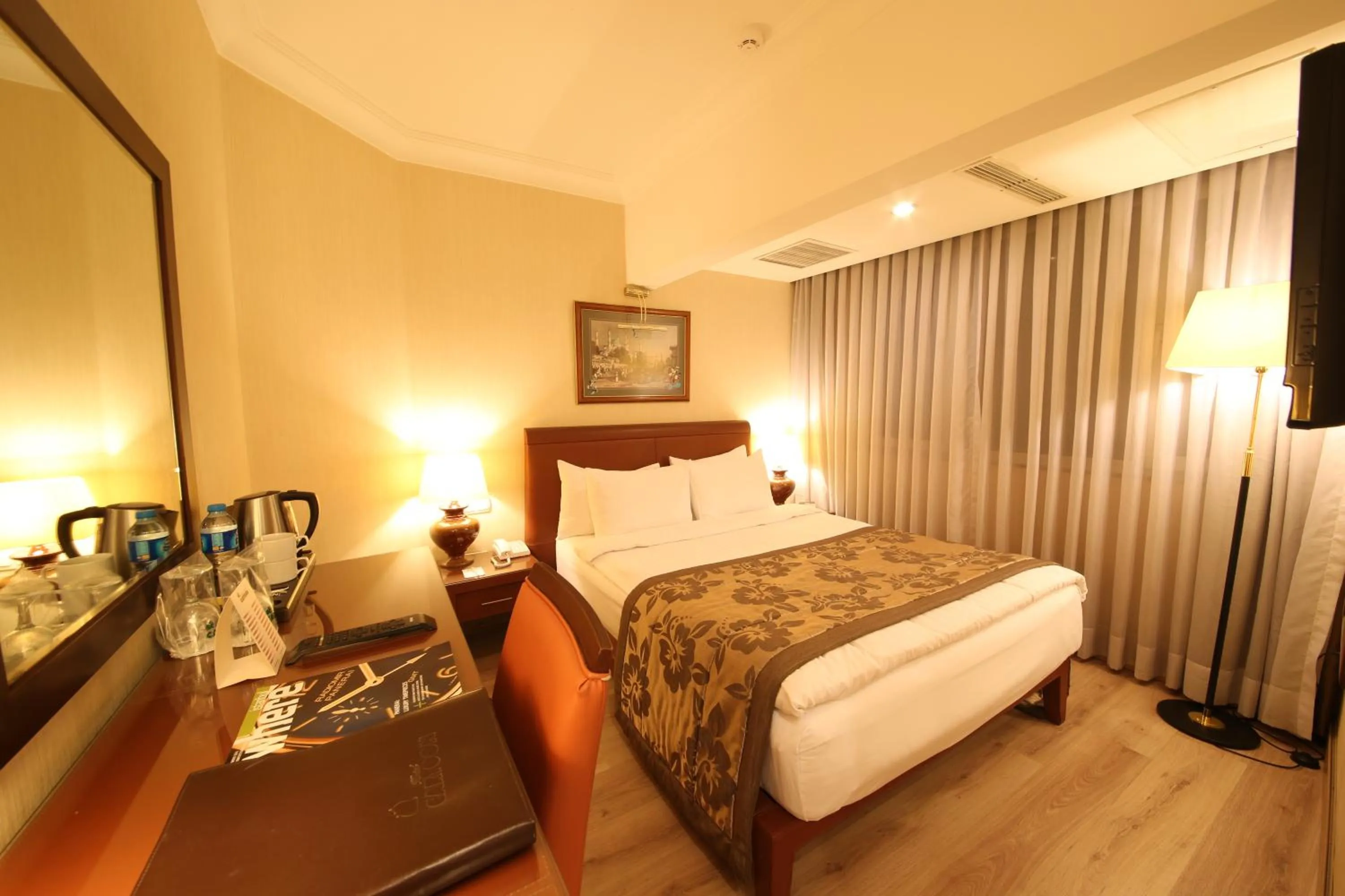 Photo of the whole room, Bed in Cartoon Hotel