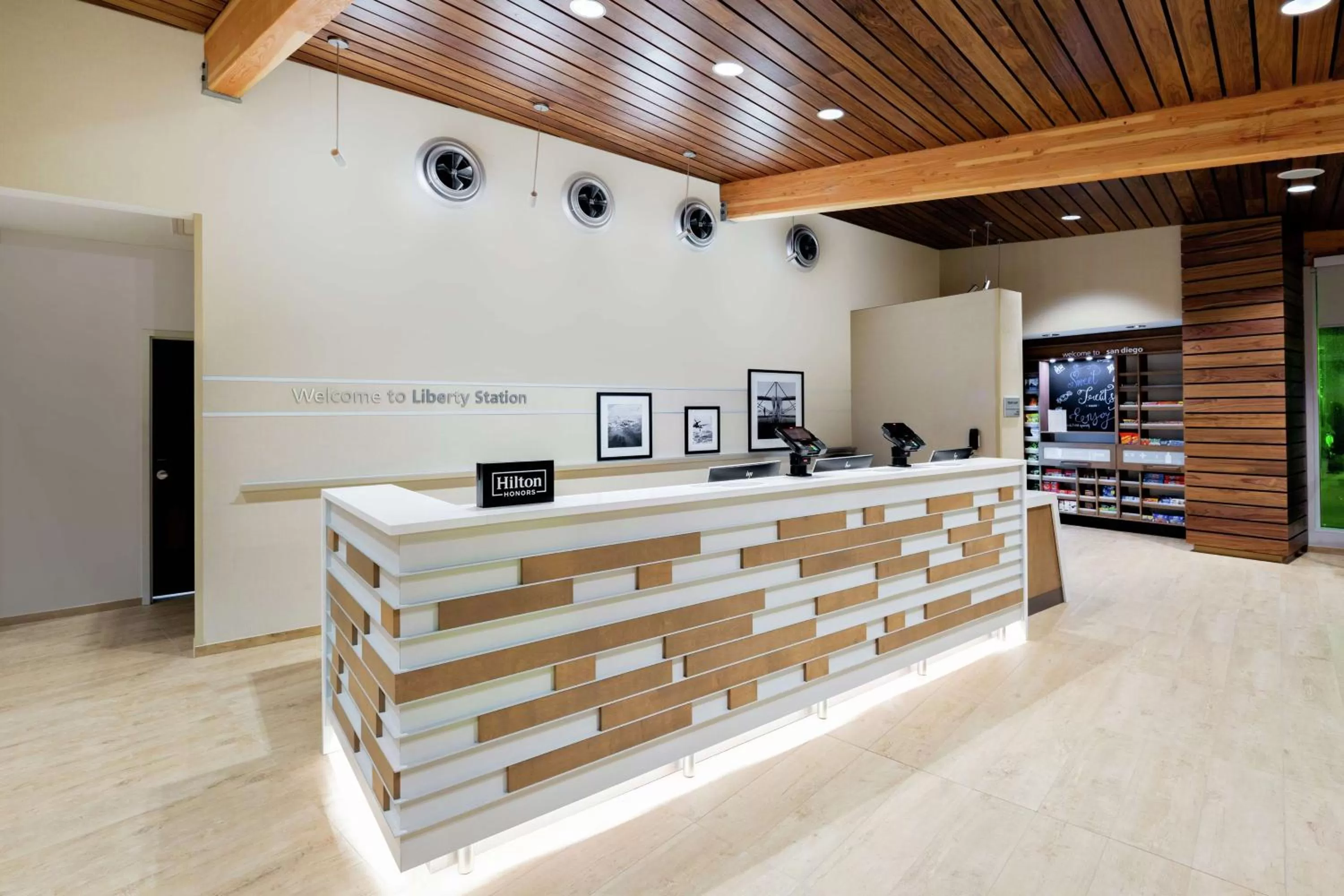 Lobby or reception in Hampton Inn & Suites San Diego Airport Liberty Station