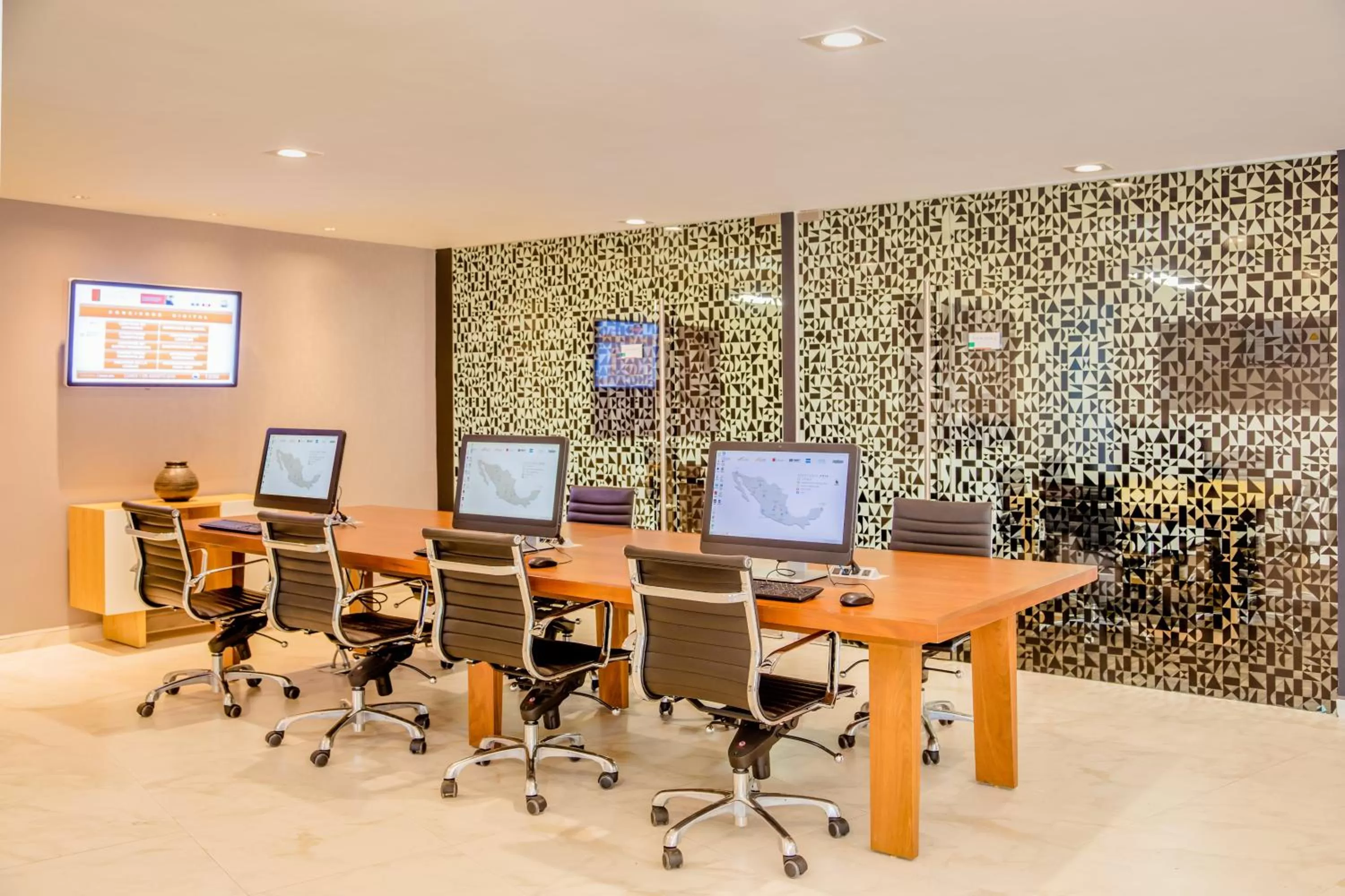 Business facilities in Fiesta Inn Express Perinorte