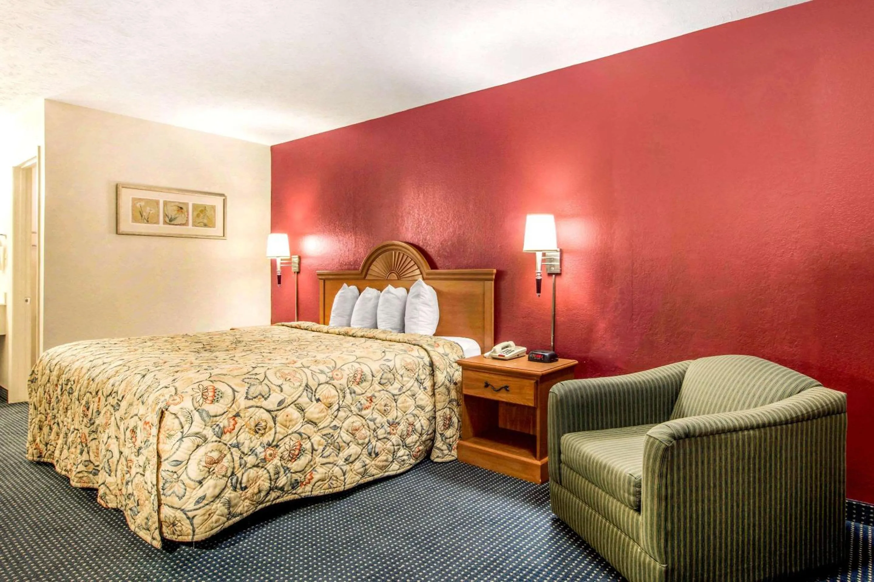 Photo of the whole room, Bed in Rodeway Inn La Grange East