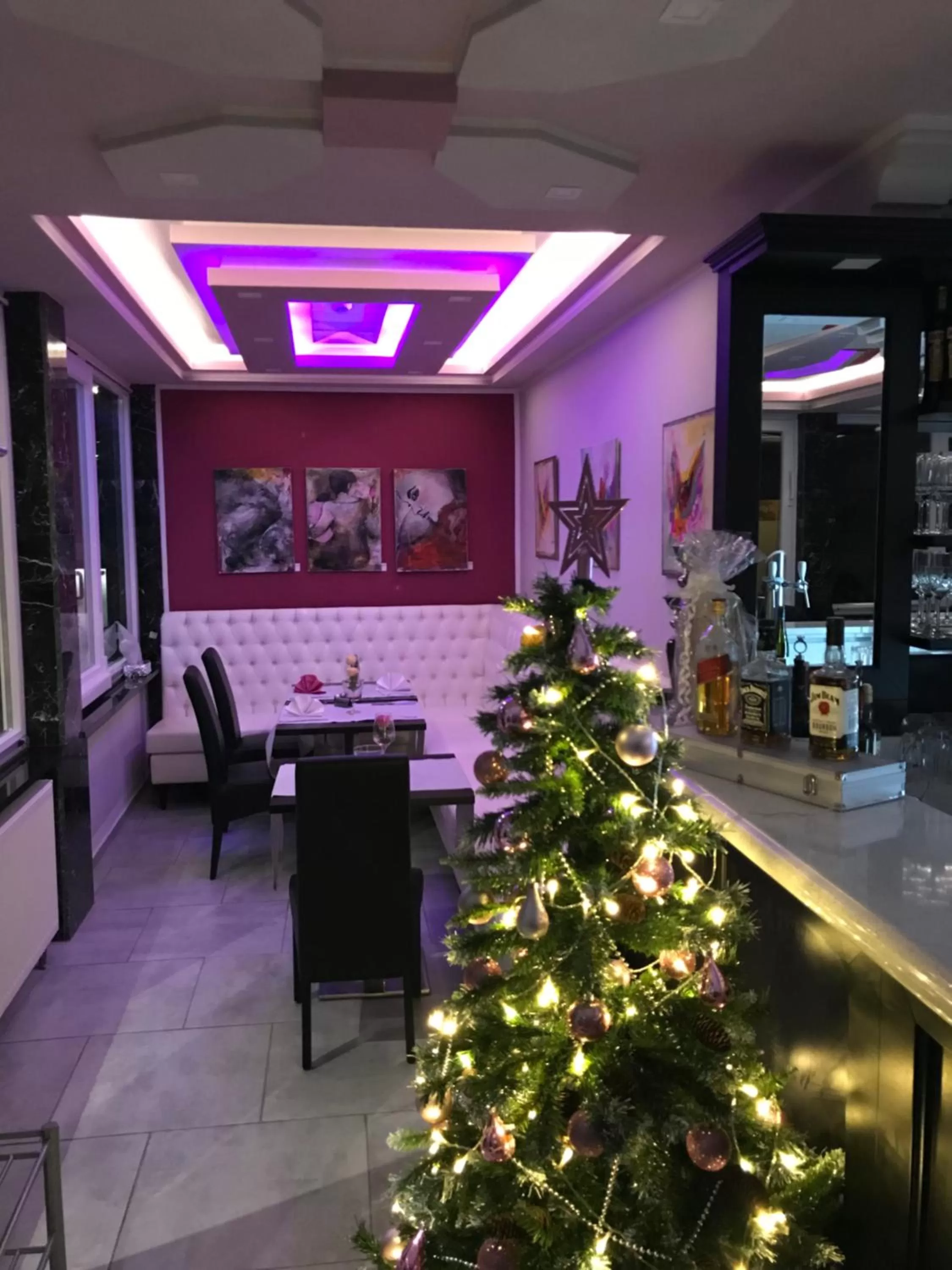 Restaurant/places to eat in Hotel Sophia