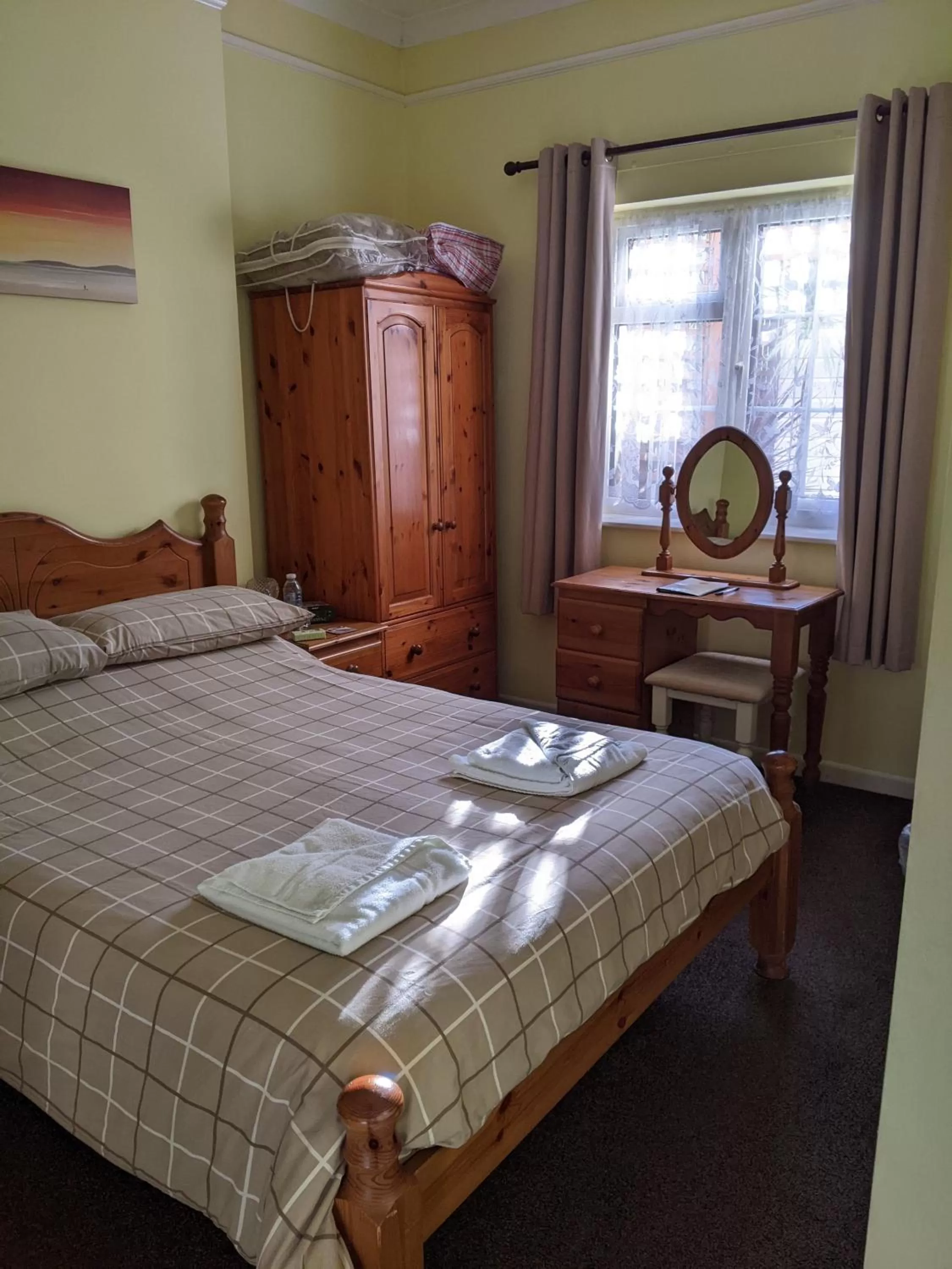 Bed in Kingswinford Guest House with Free Parking