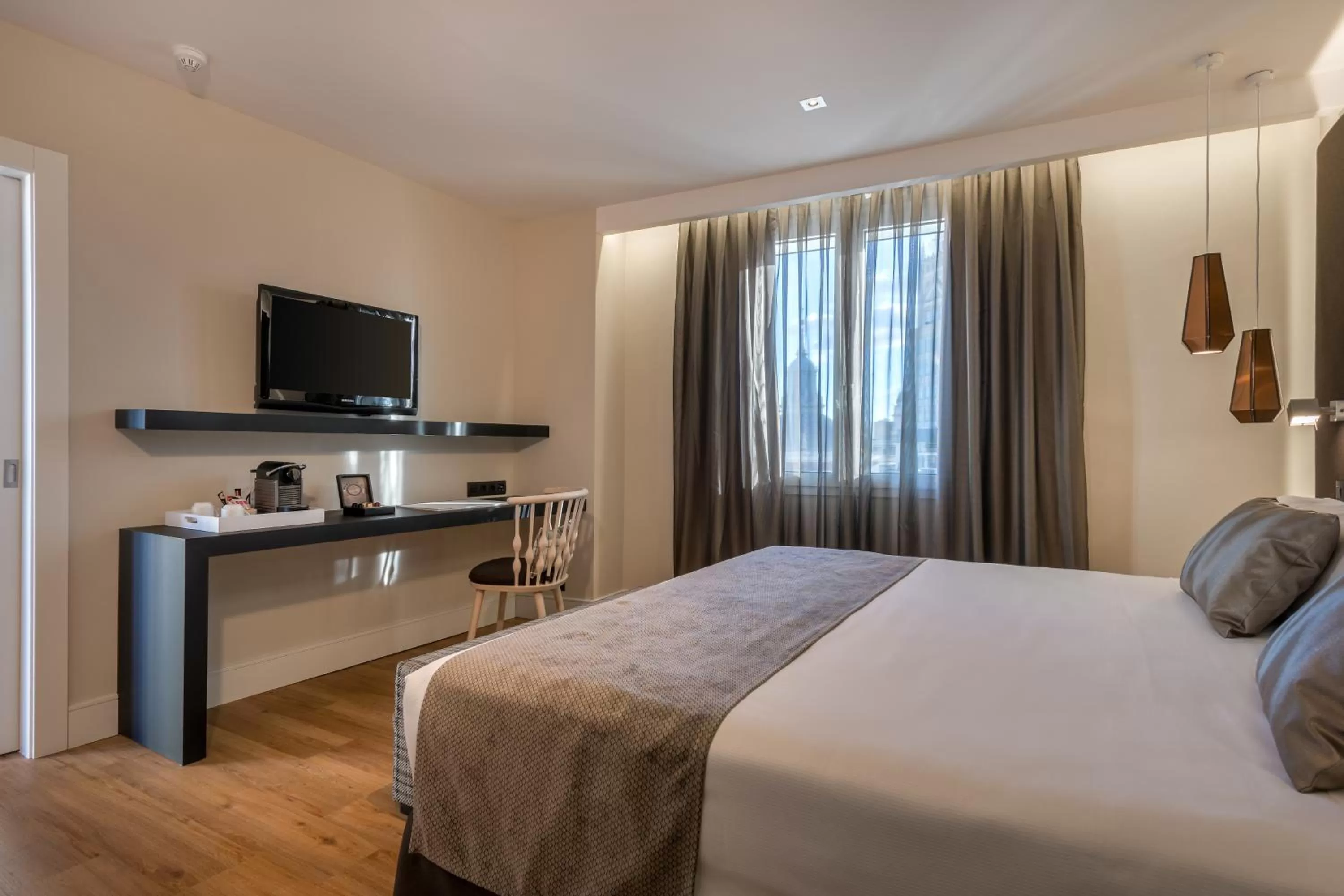 Photo of the whole room, Bed in Catalonia Gran Vía Madrid