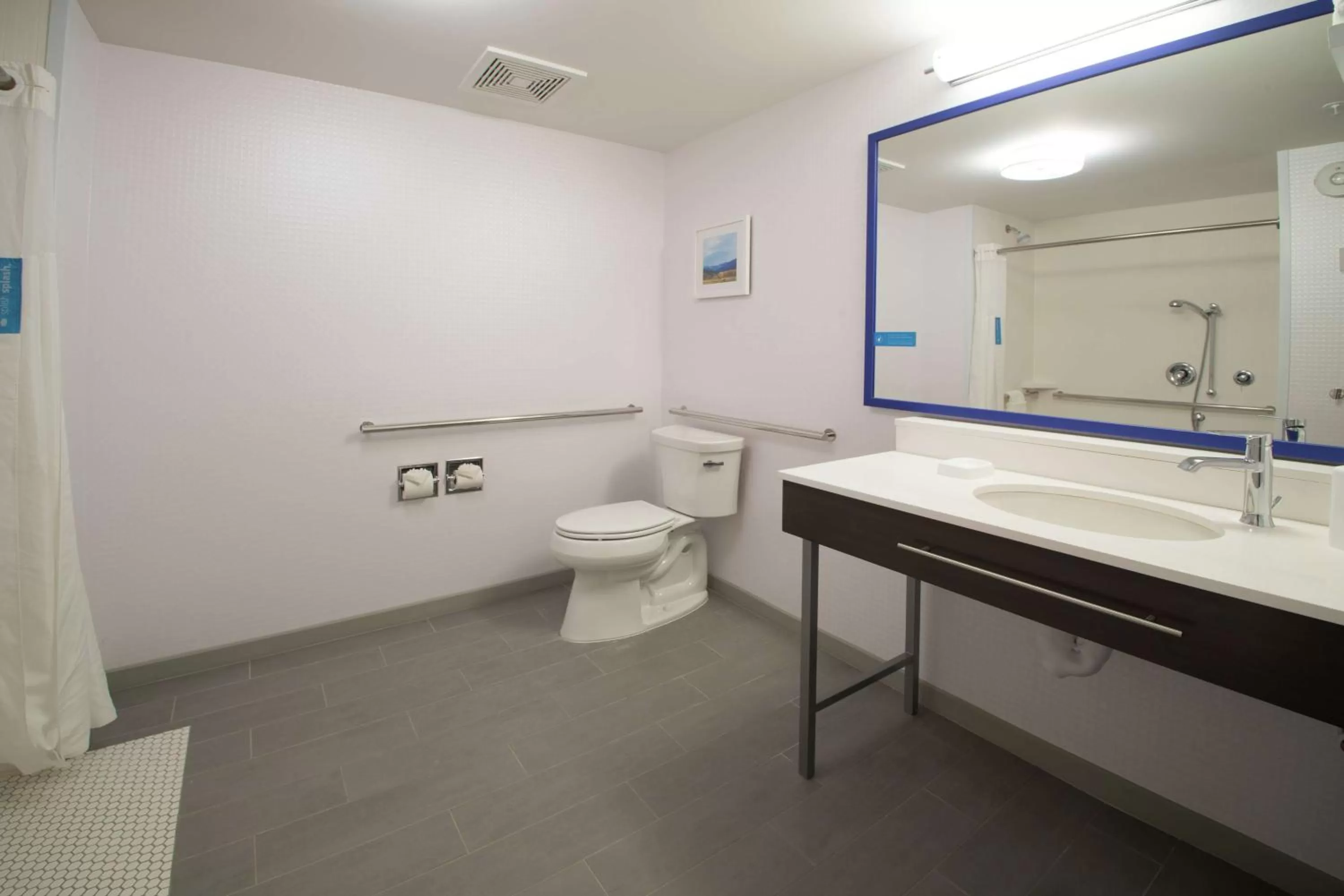 Bathroom in Hampton Inn Arvin Tejon Ranch, Ca