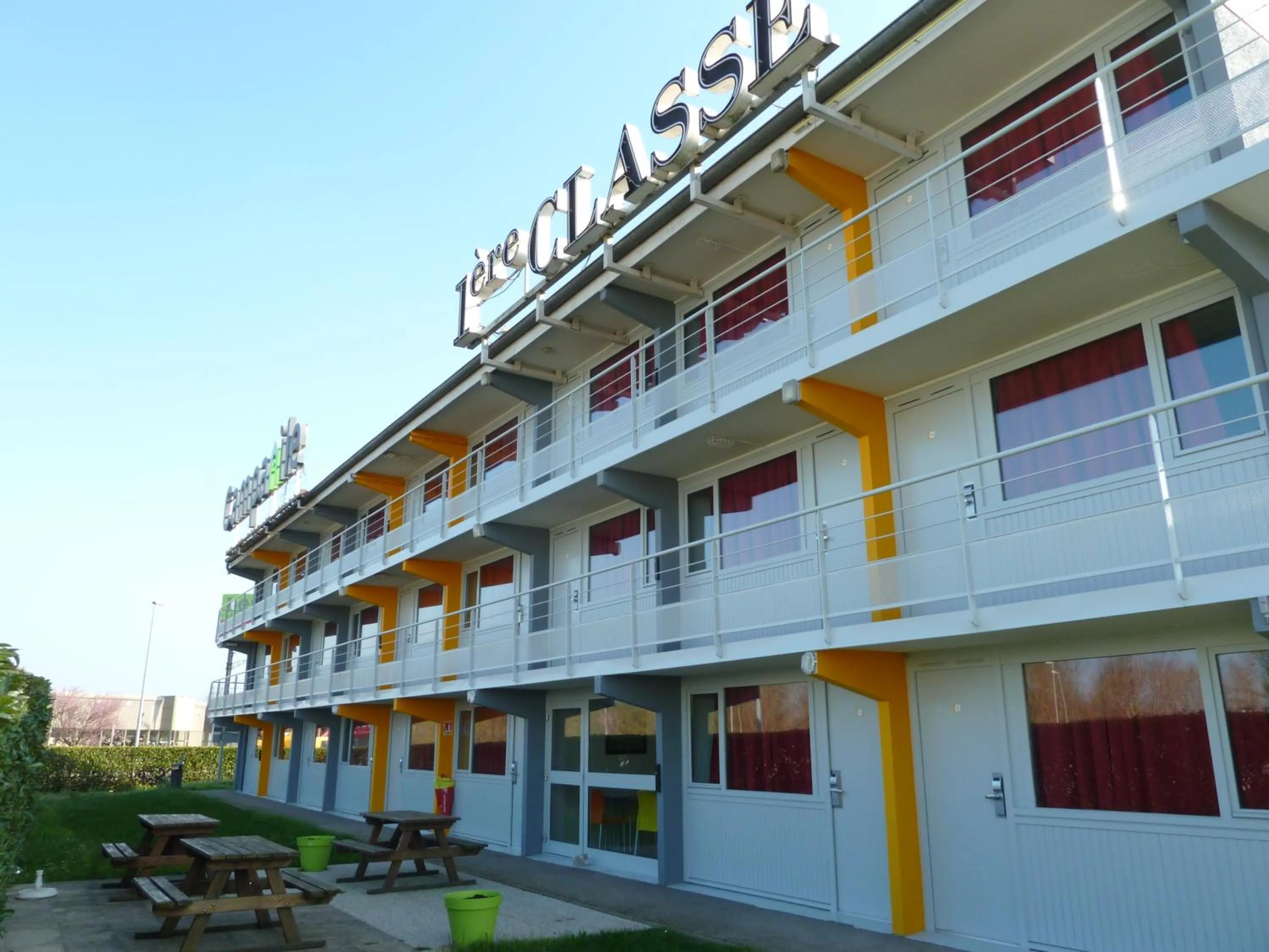 Facade/entrance in Première Classe Mâcon Sud