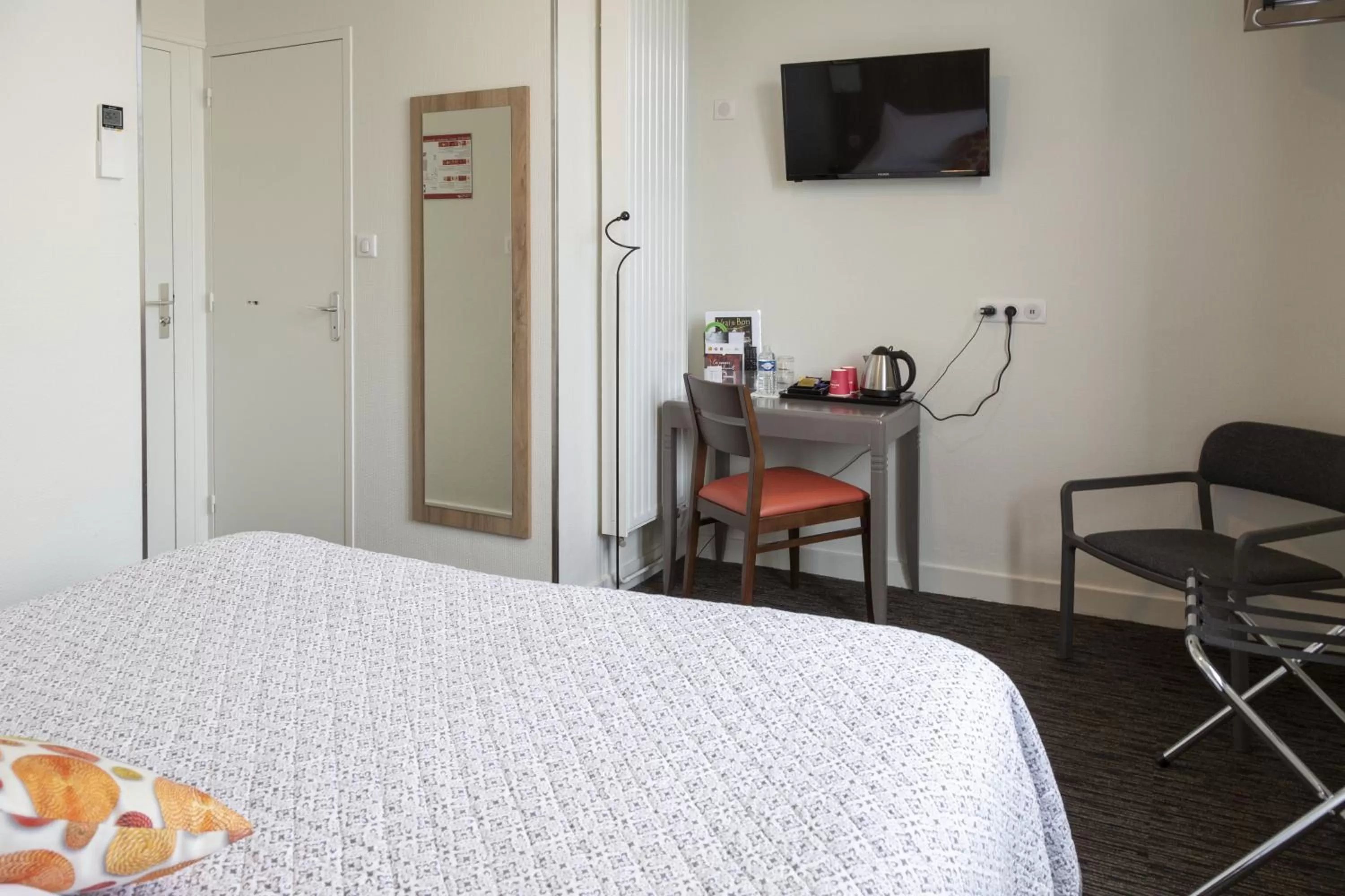 TV and multimedia, Bed in Logis Hôtel Chaptal, Amboise