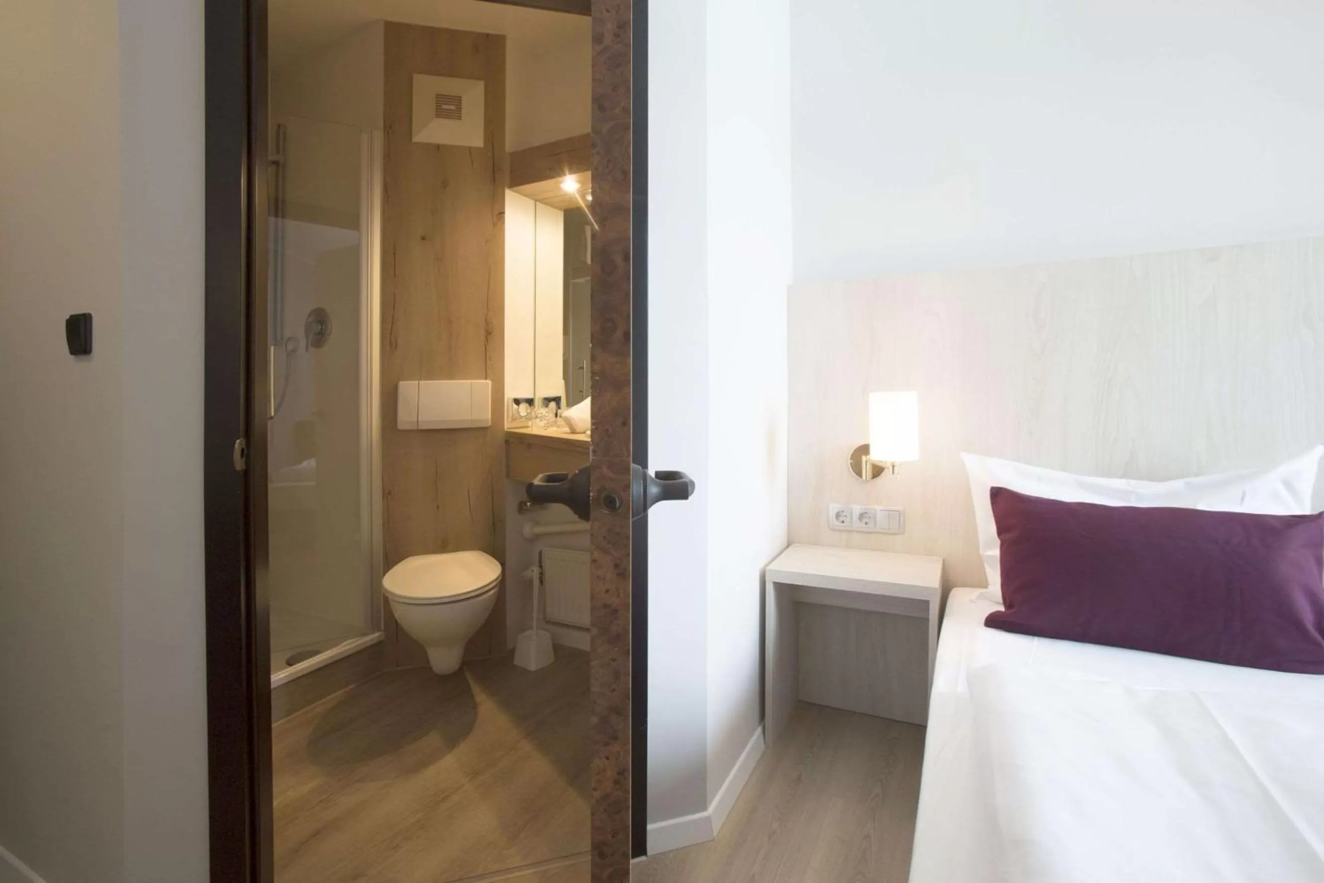 Bathroom, Bed in Nautic Hotel Bremerhaven