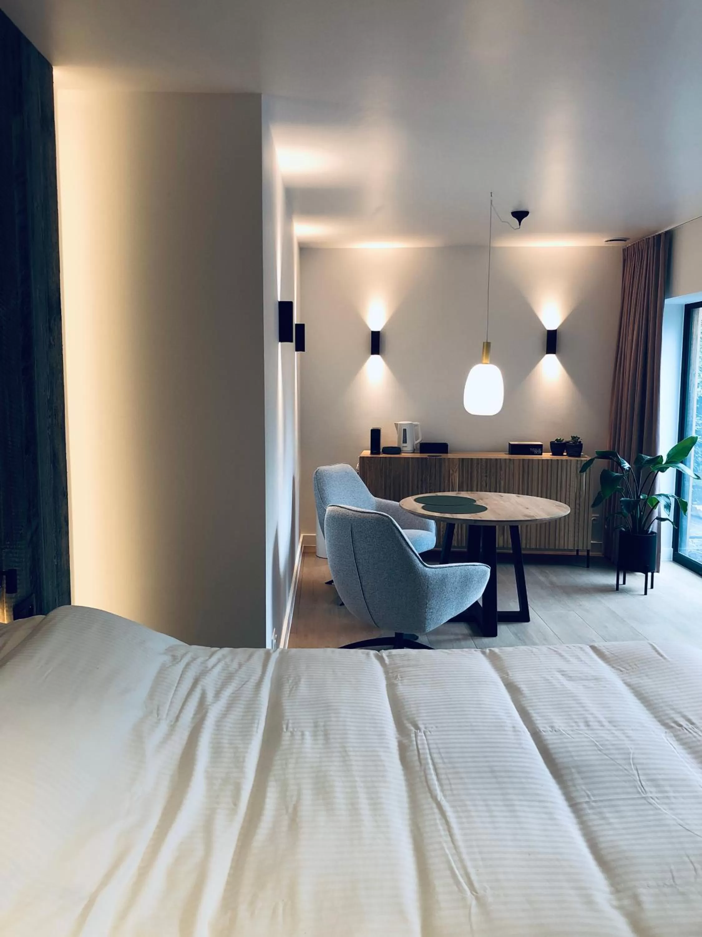 Photo of the whole room, Bed in Suites Le Porte-Bonheur