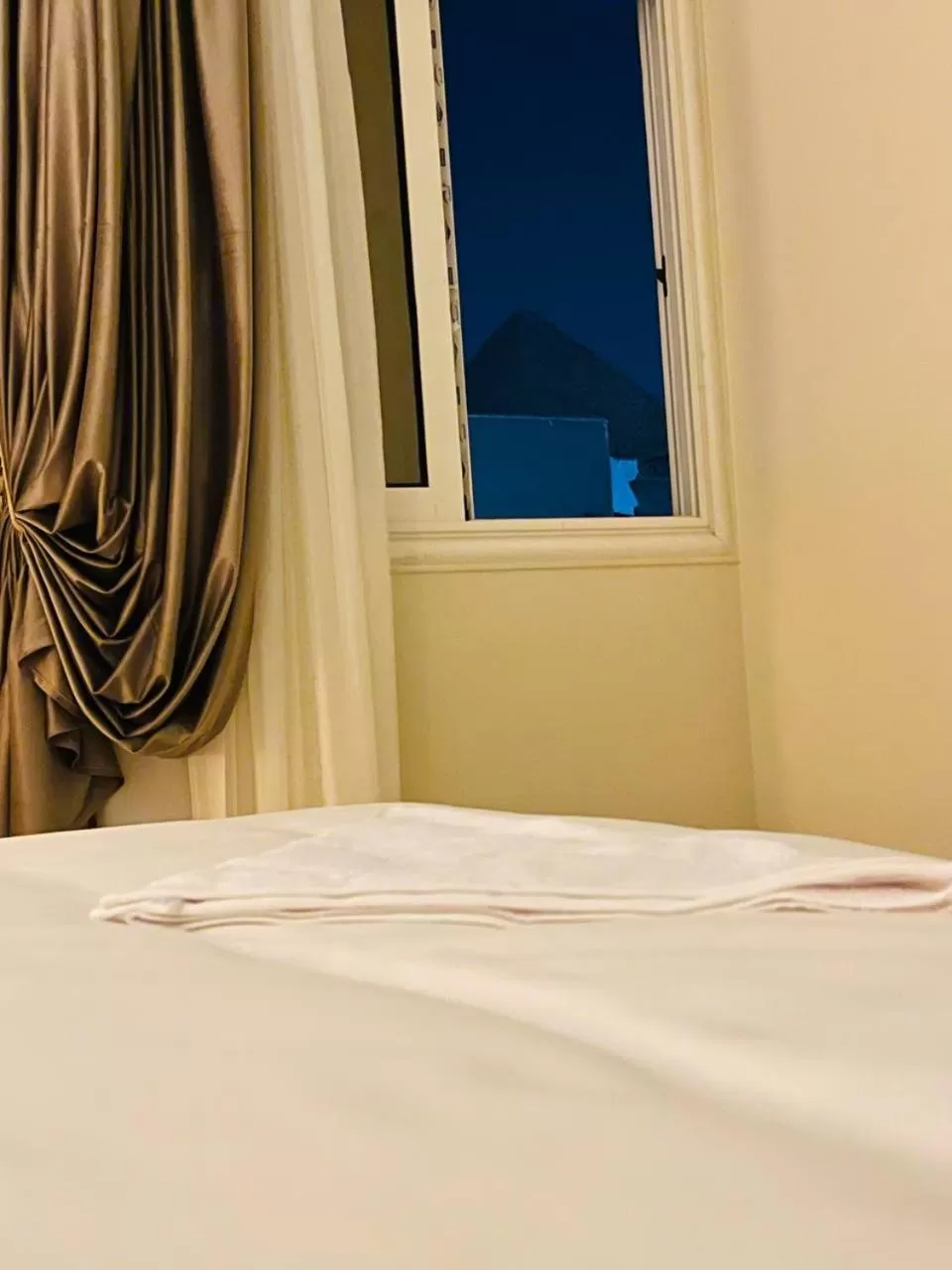 Bed in Solima Pyramids View