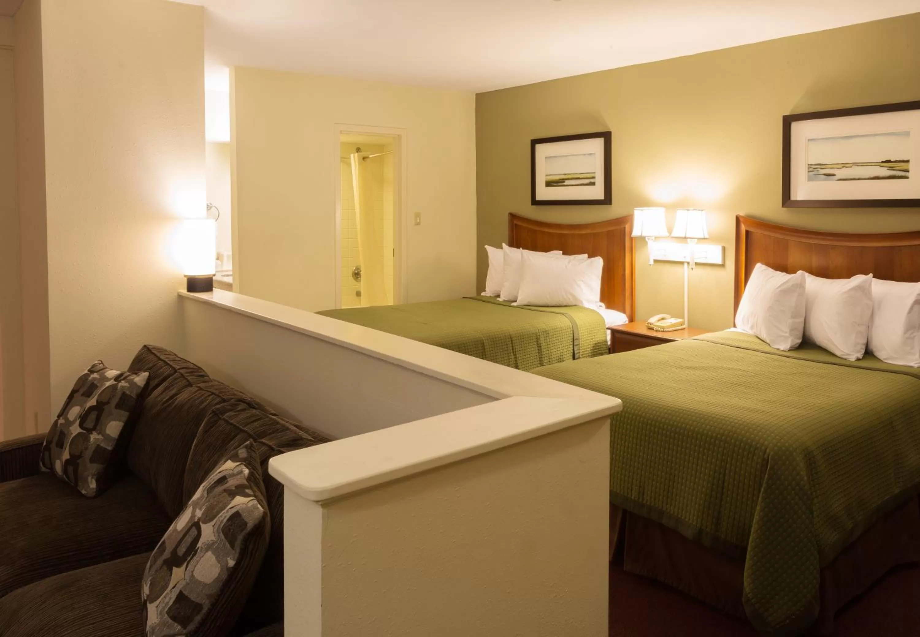 Photo of the whole room, Bed in Marina Inn & Suites Chalmette-New Orleans