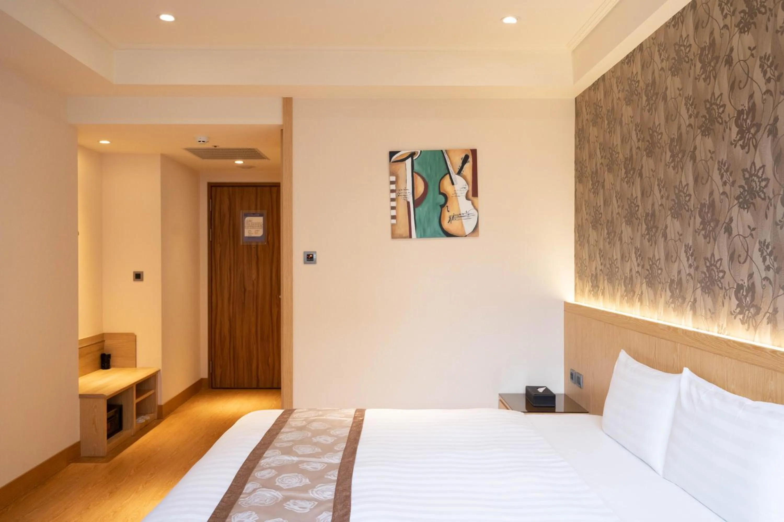 Shower, Bed in HE TI Hotel