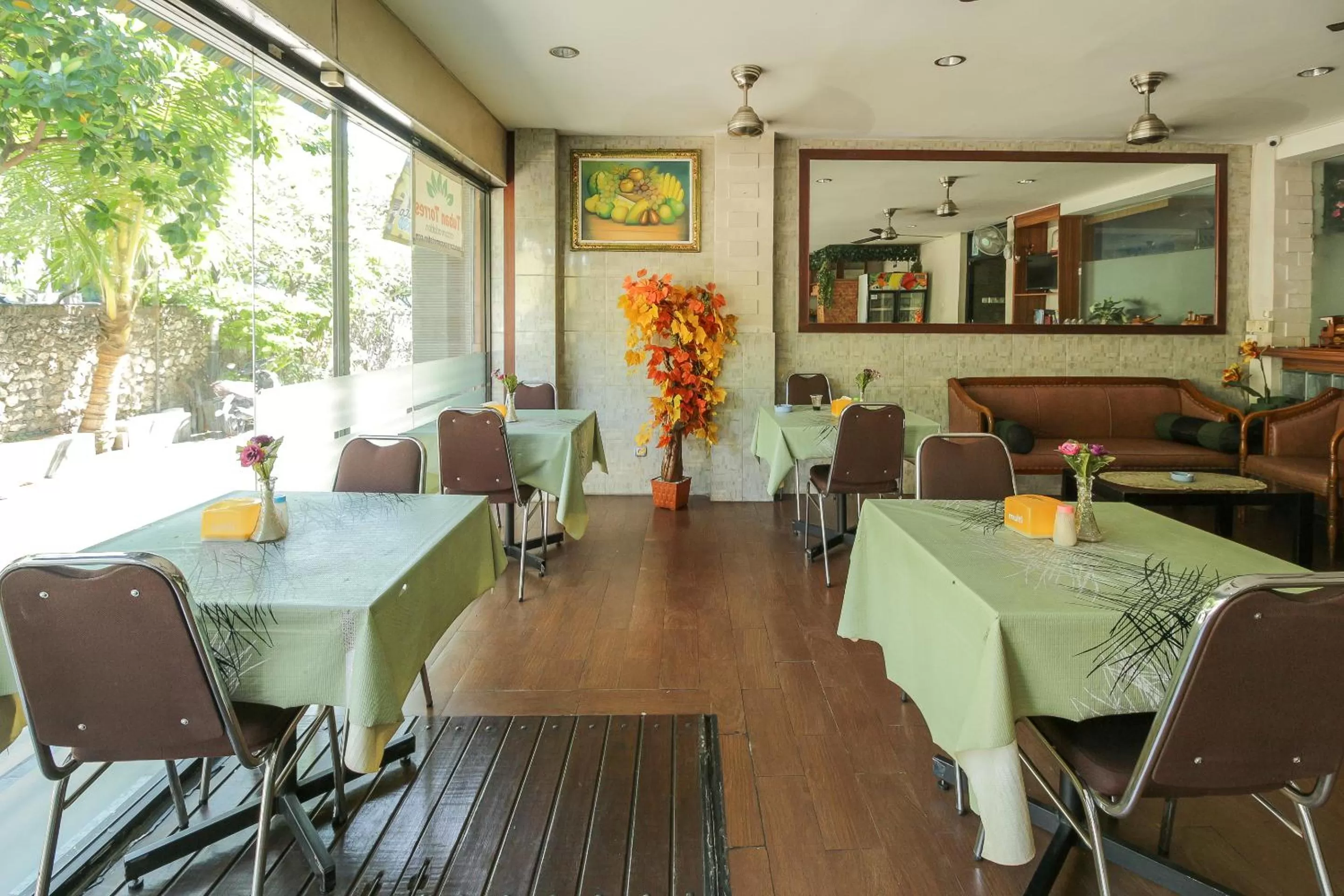 Restaurant/Places to Eat in OYO 734 Tuban Torres Accomodation