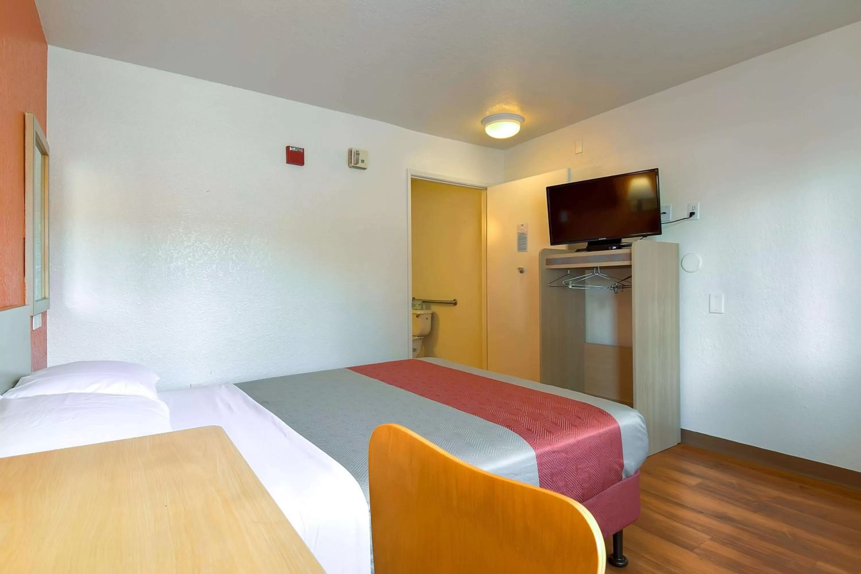 TV and multimedia, Bed in Motel 6-Westminster, CA - South - Long Beach Area