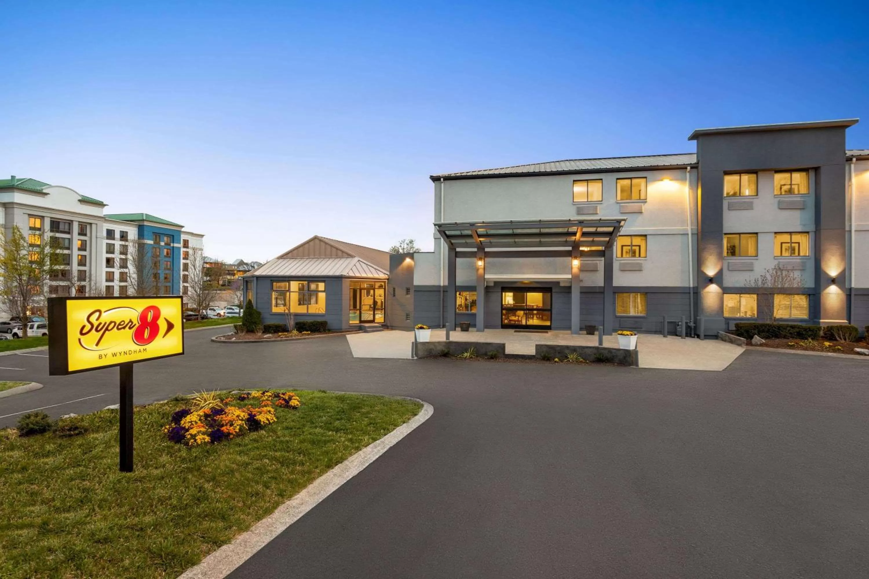 Property building in Luxe Studios Nashville Airport