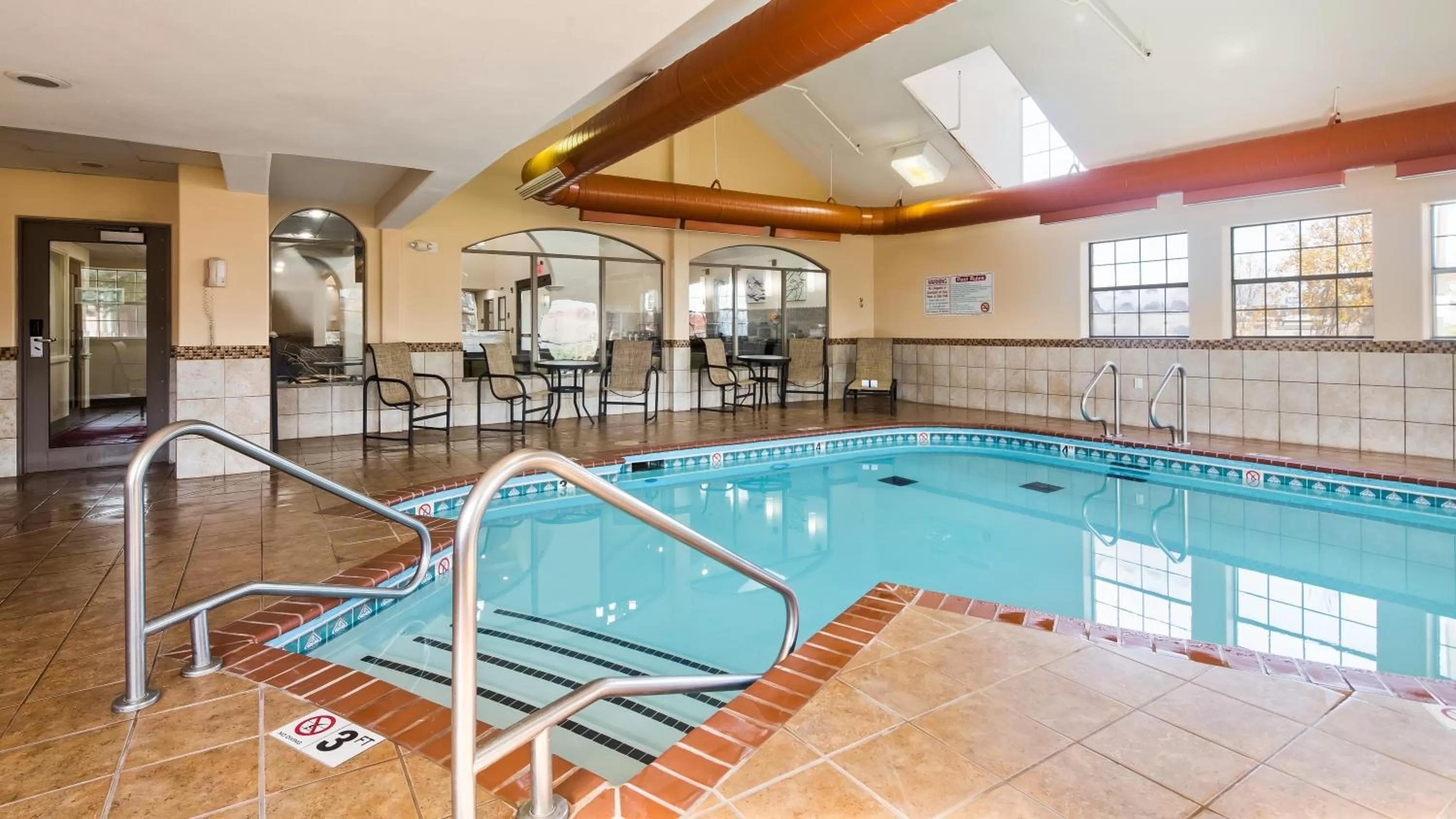 Swimming pool in Best Western PLUS Tulsa Inn & Suites