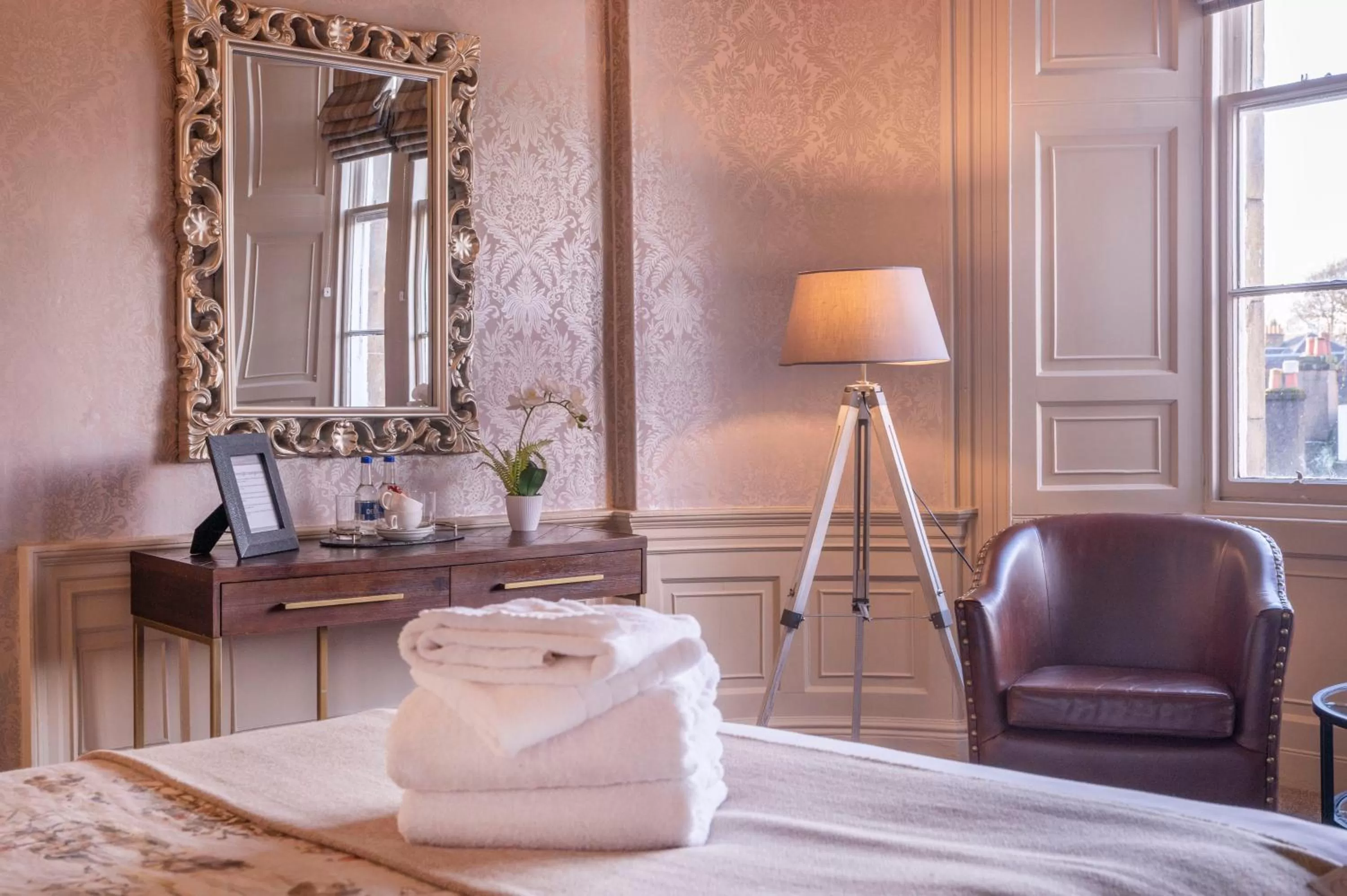 Photo of the whole room, Bed in The Allan Park