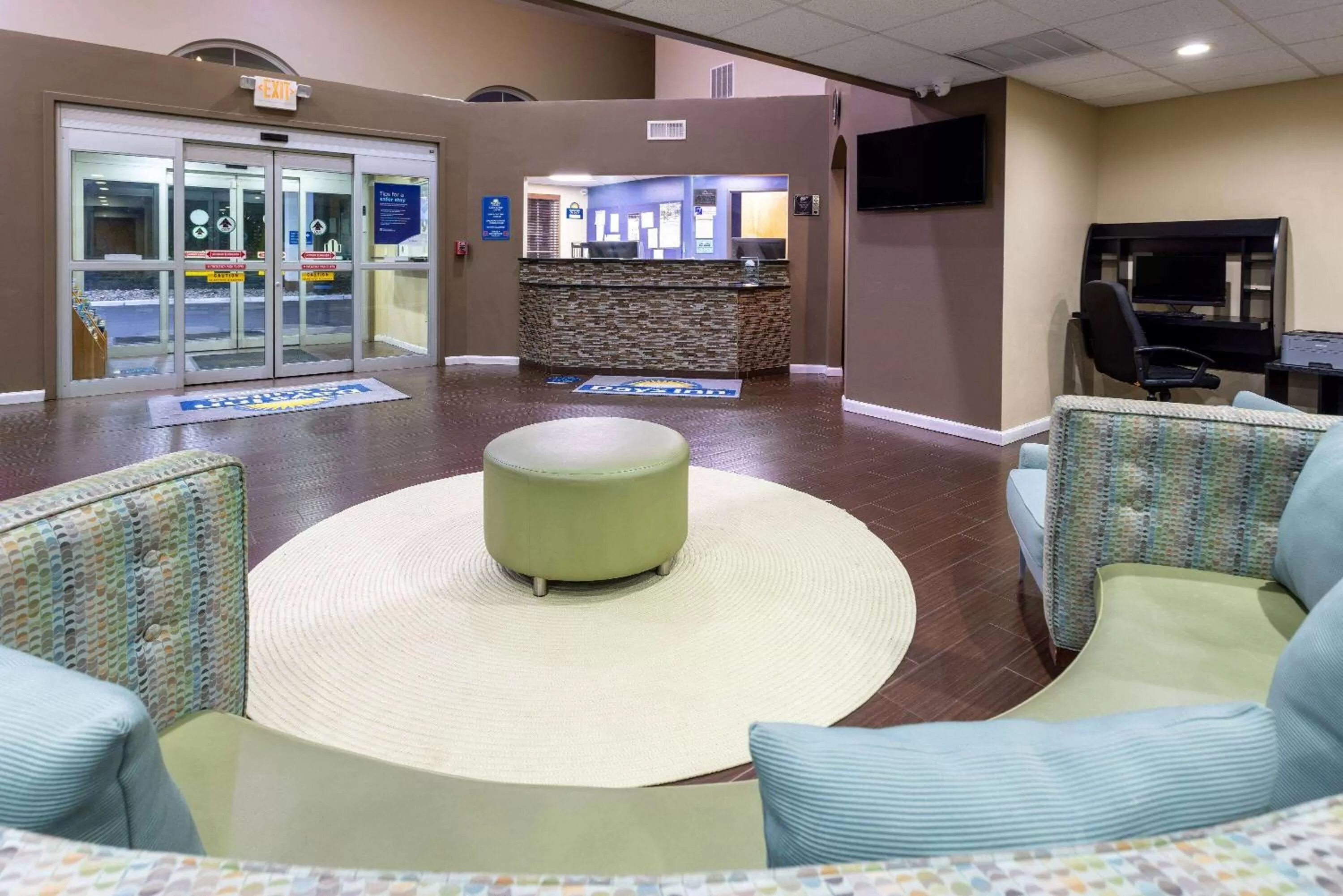 Lobby or reception in Days Inn & Suites by Wyndham Cherry Hill - Philadelphia