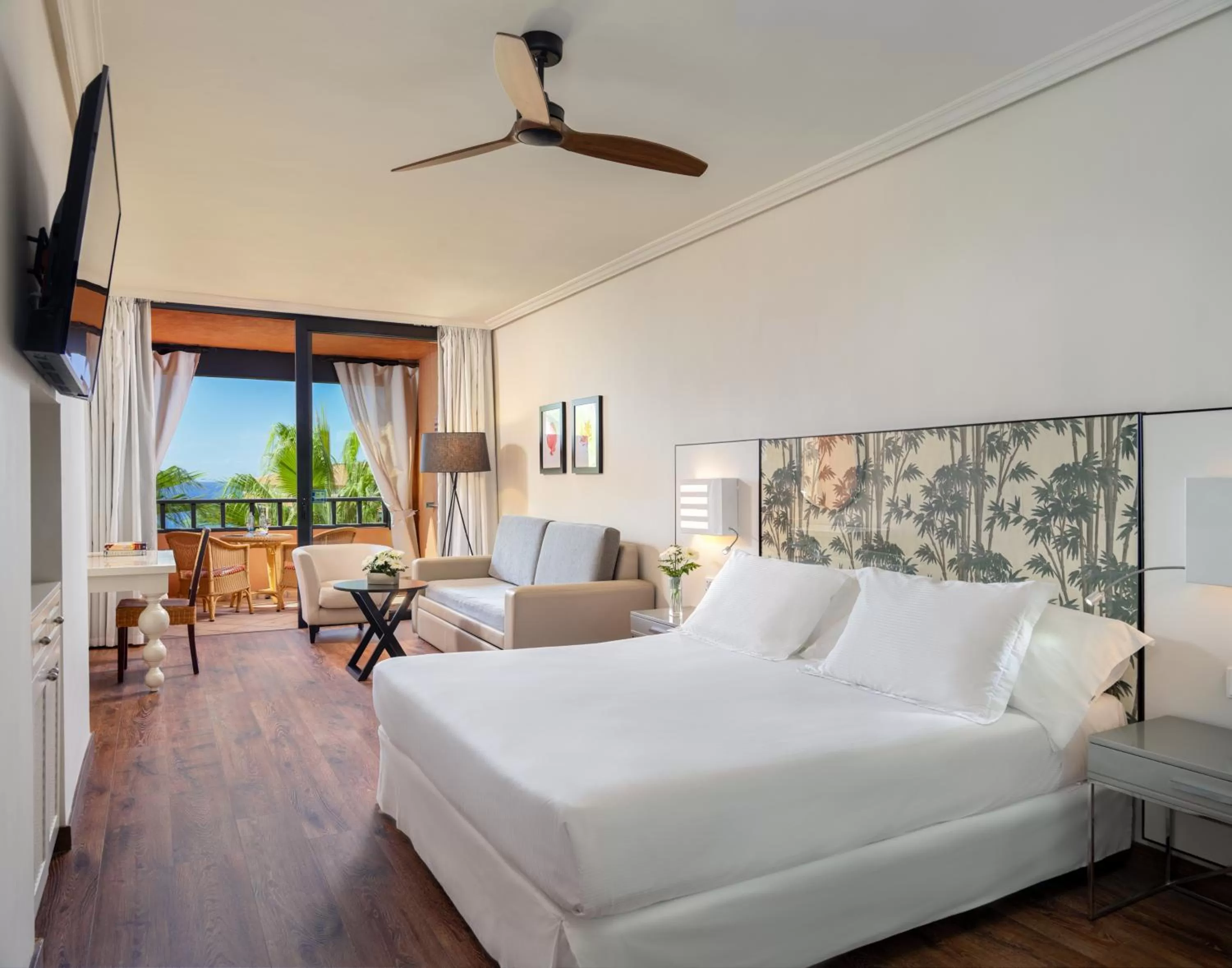 Photo of the whole room, Bed in H10 Costa Adeje Palace