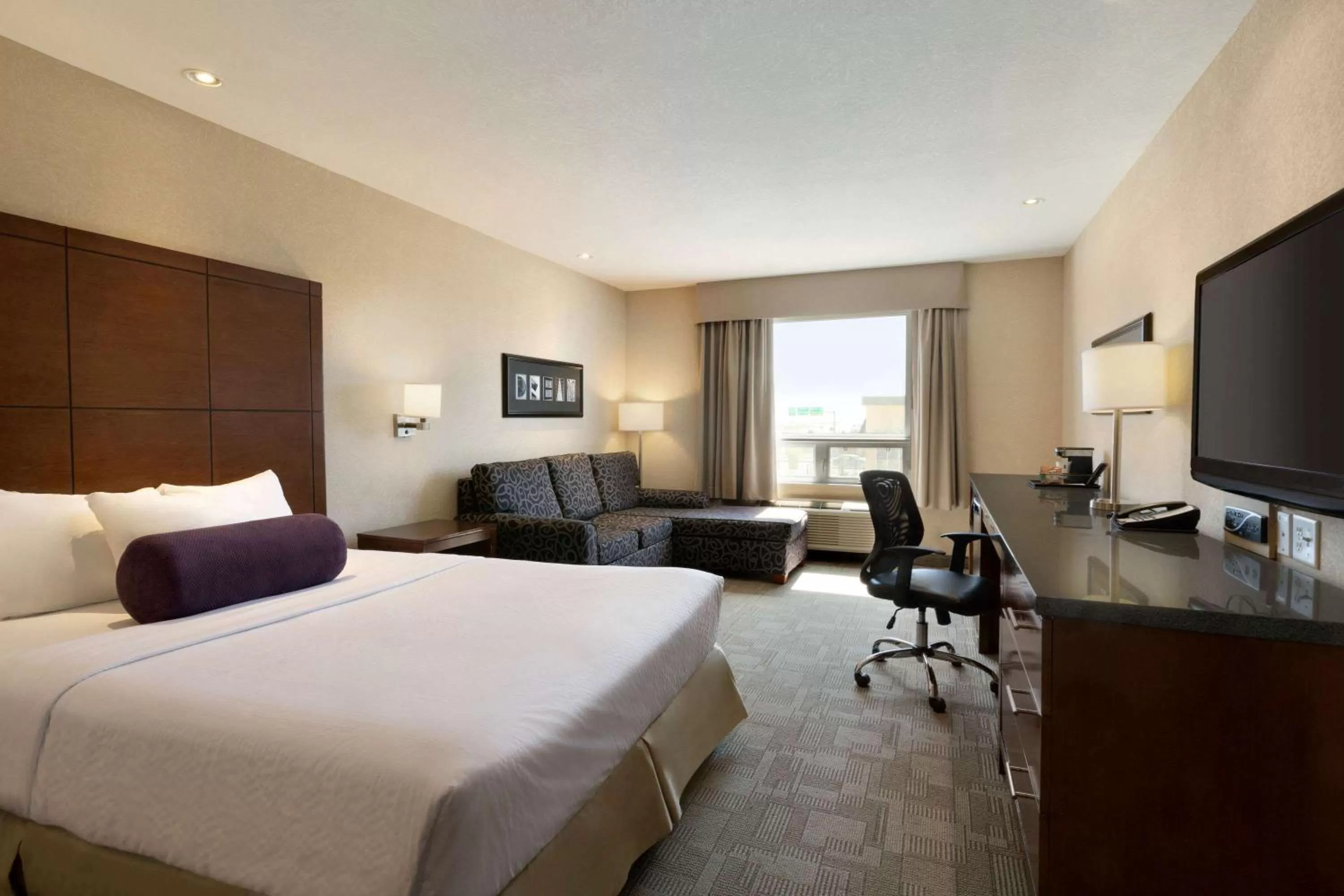 Photo of the whole room, Bed in Days Inn by Wyndham Regina Airport West