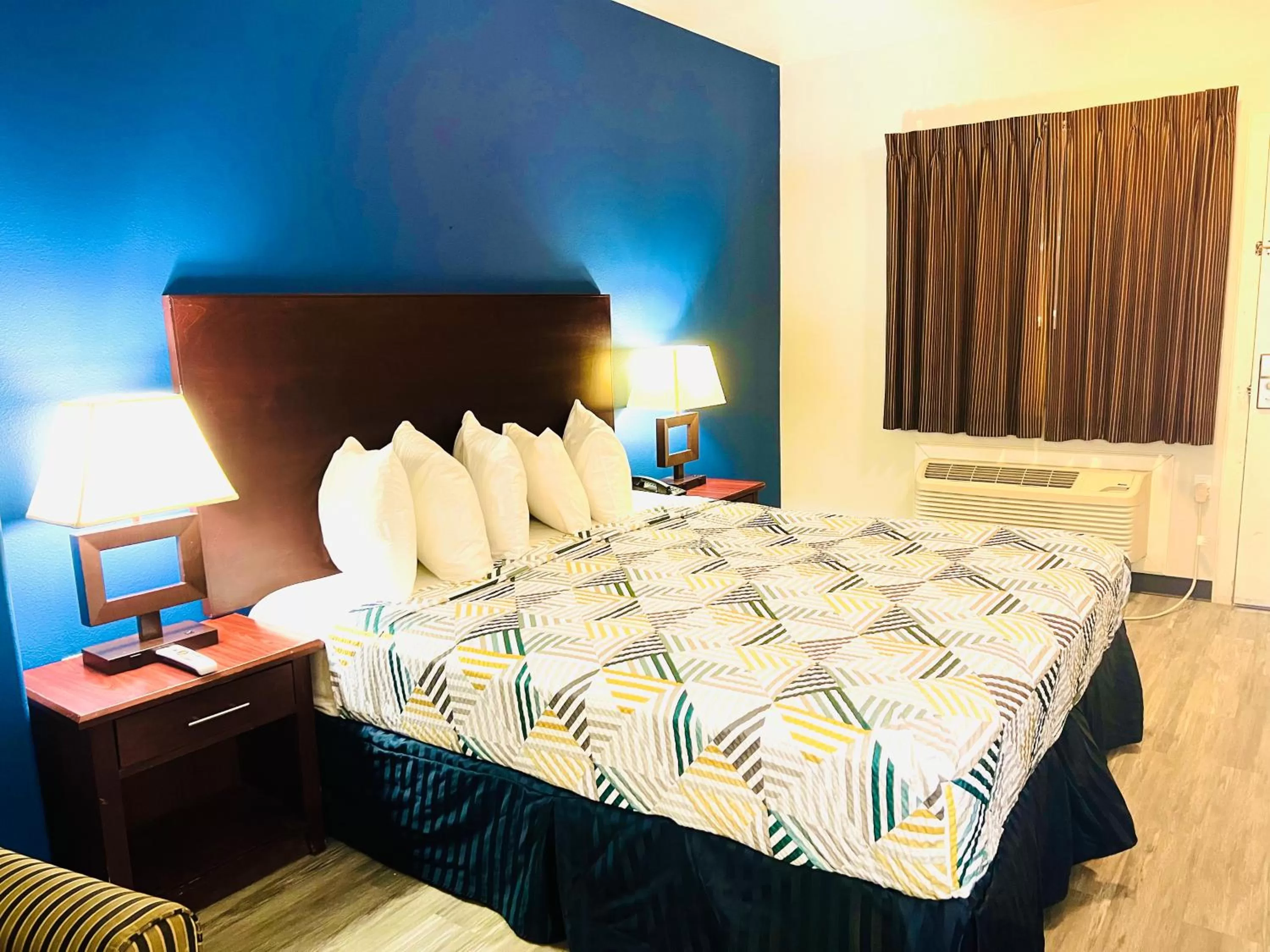 Bedroom, Bed in Baymont by Wyndham Ridgecrest