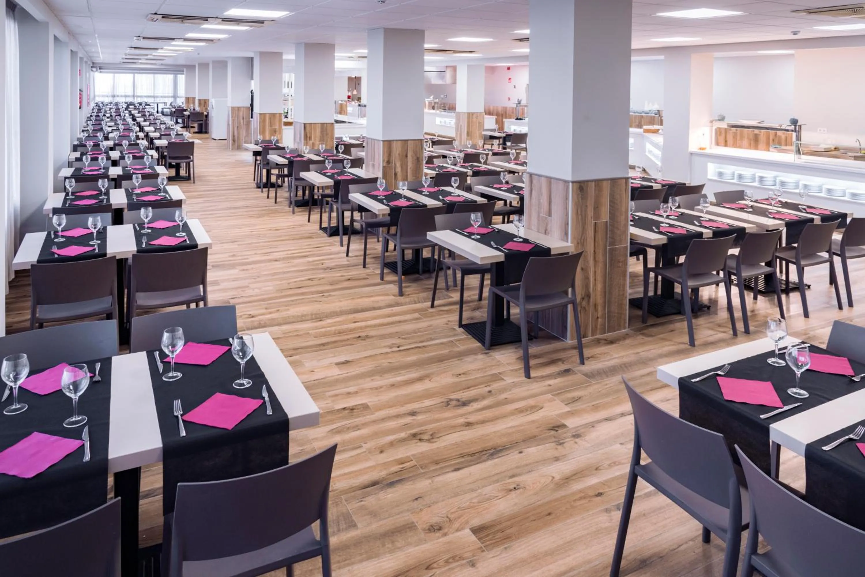 Restaurant/places to eat in Hotel Oasis Park Splash