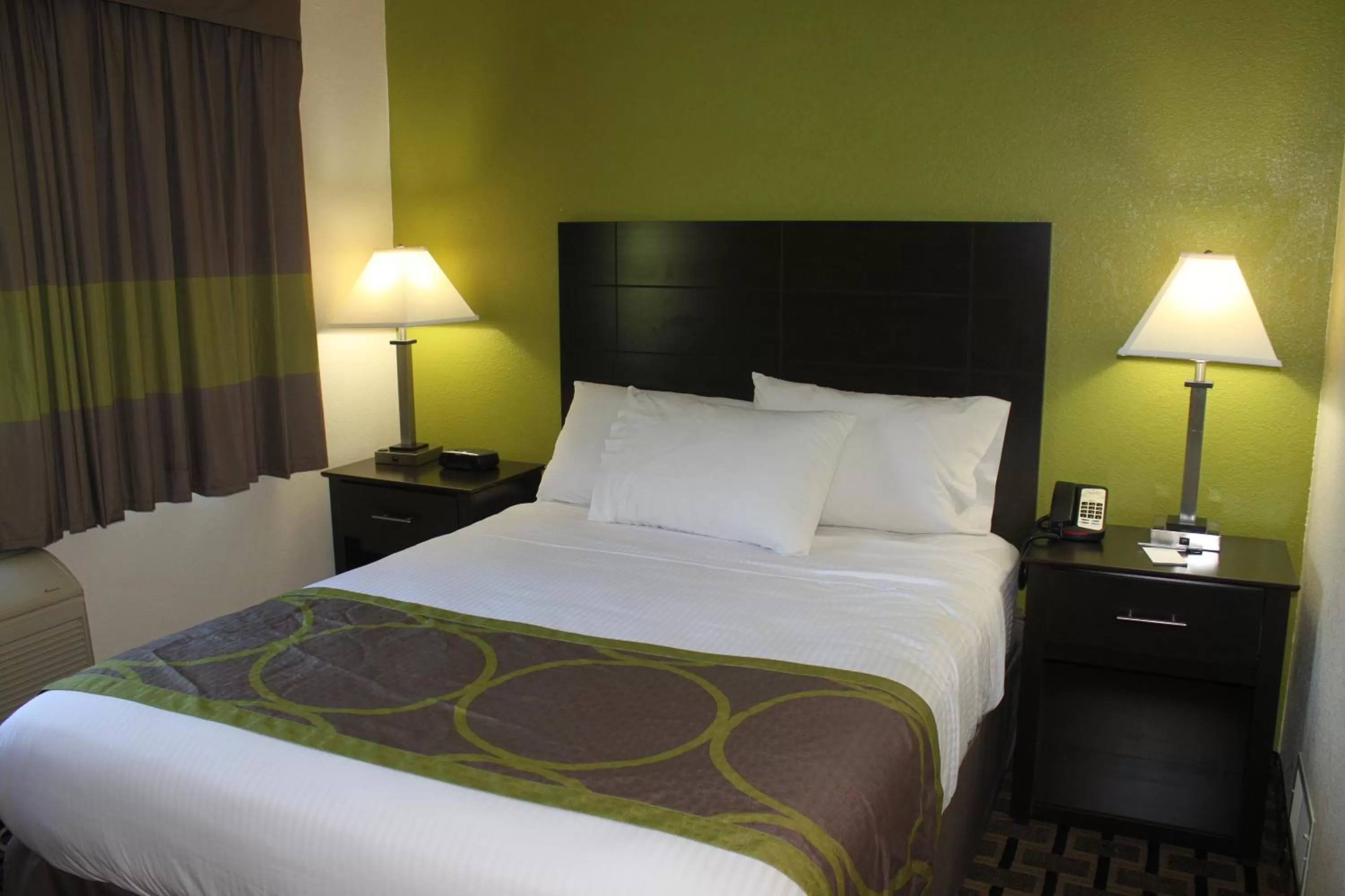 Bedroom, Bed in AmericInn by Wyndham West Burlington