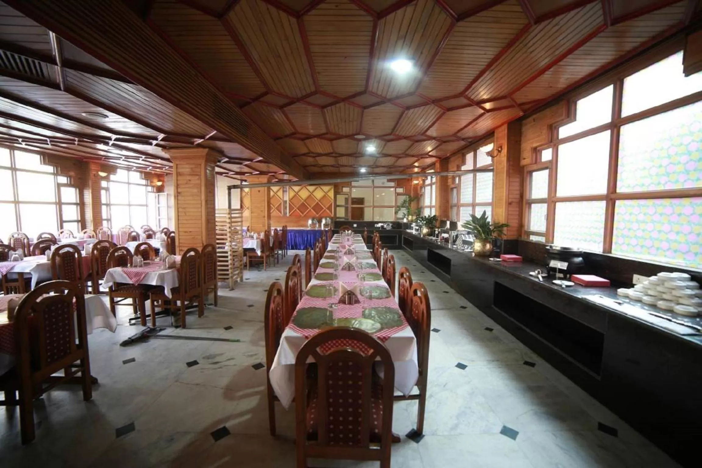 Restaurant/places to eat in Bravia Hotel Manali Inn