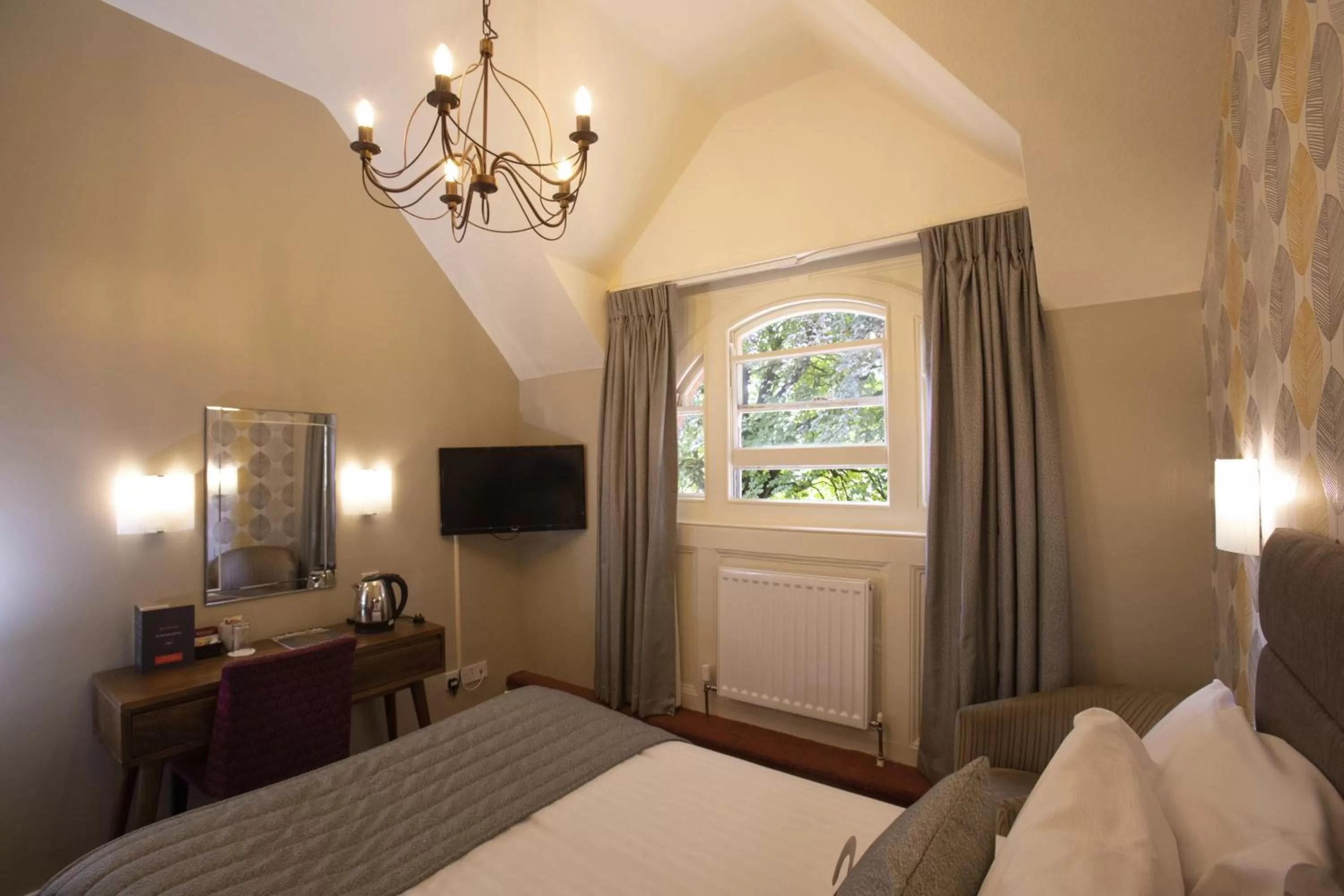 Bedroom, Bed in The Lincoln Hotel