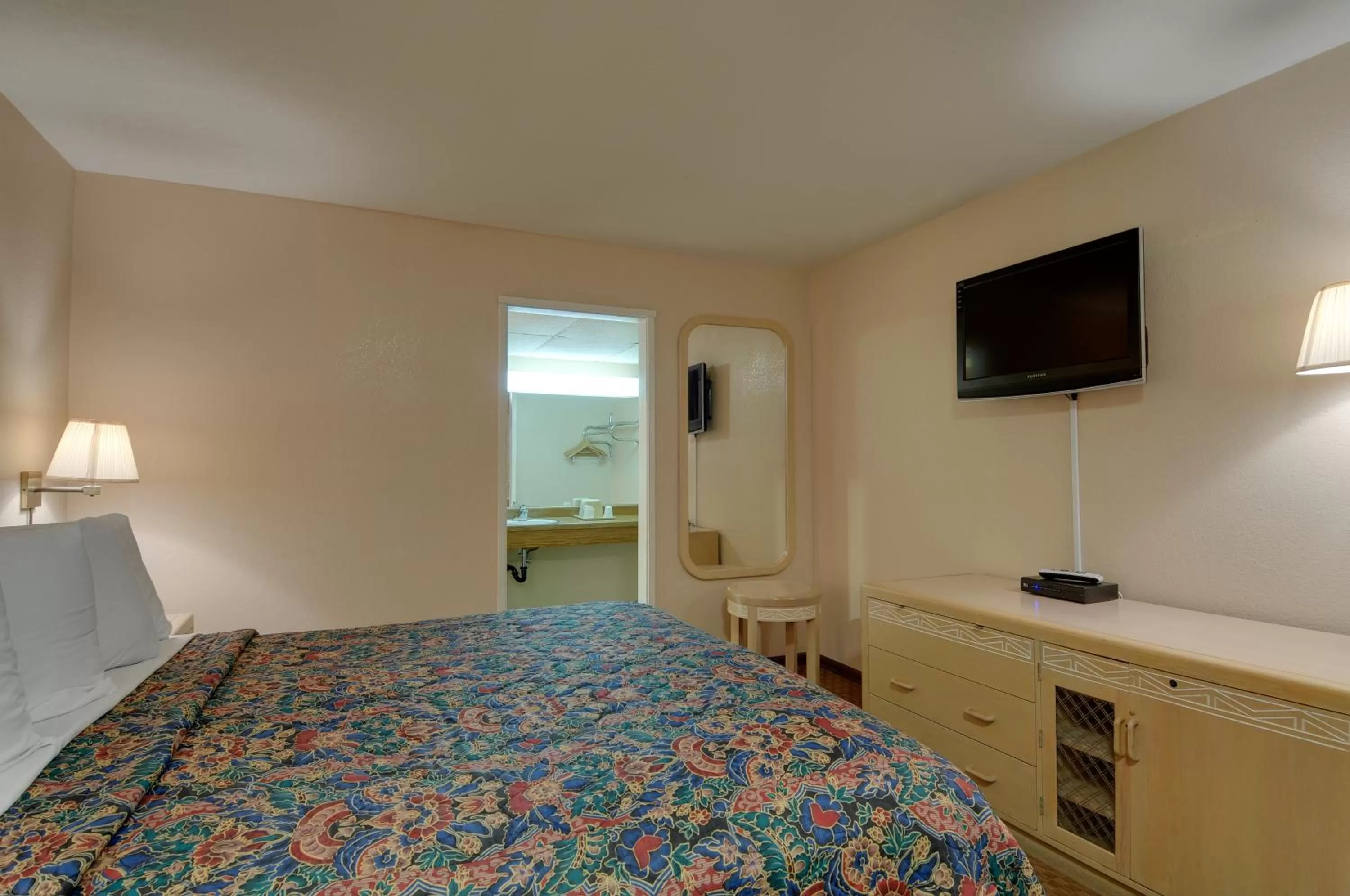 Photo of the whole room, Bed in Vagabond Inn San Pedro