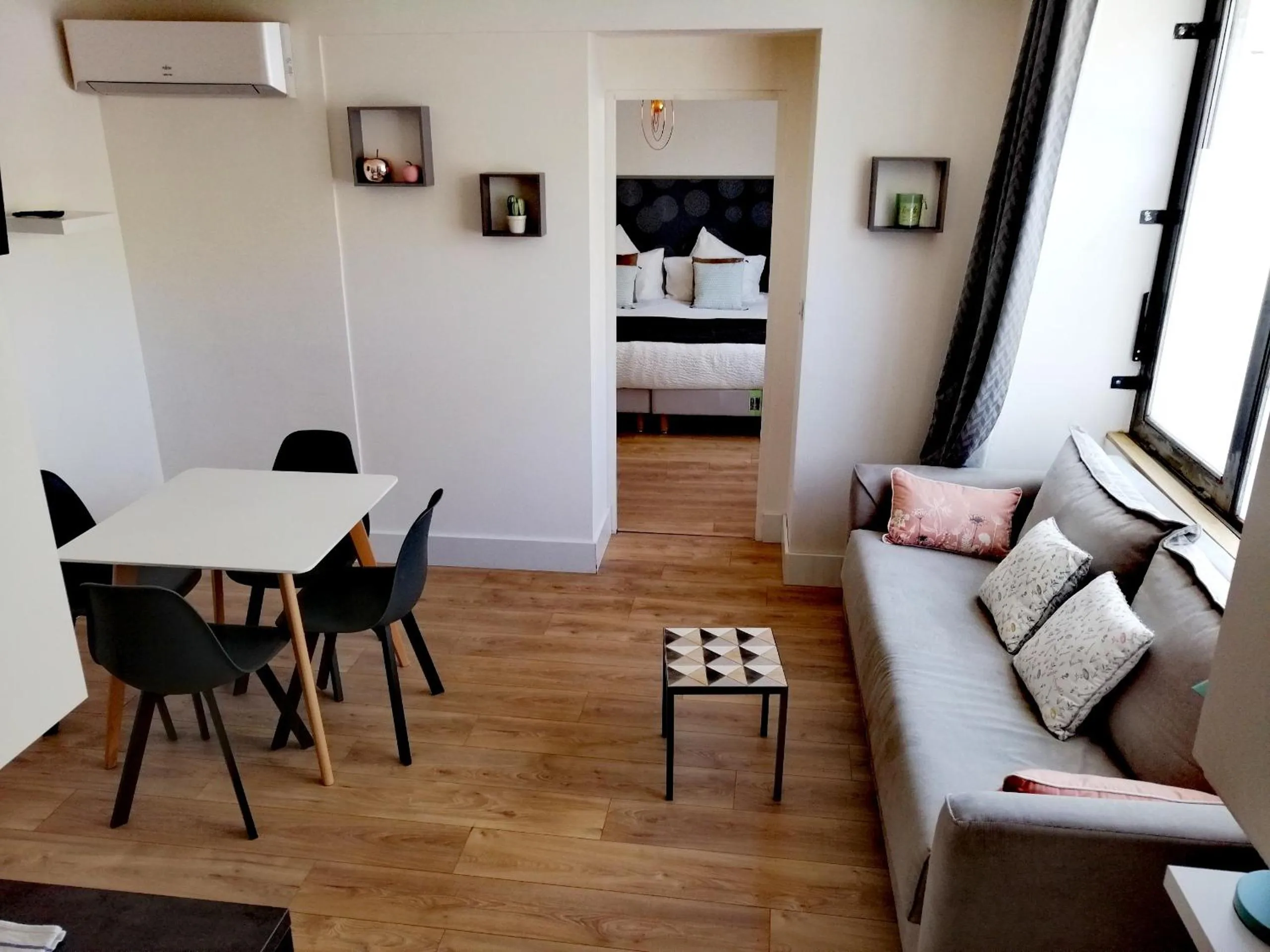 Living room, Bed in La Maison Grivolas Appartements et Maison d'hôtes