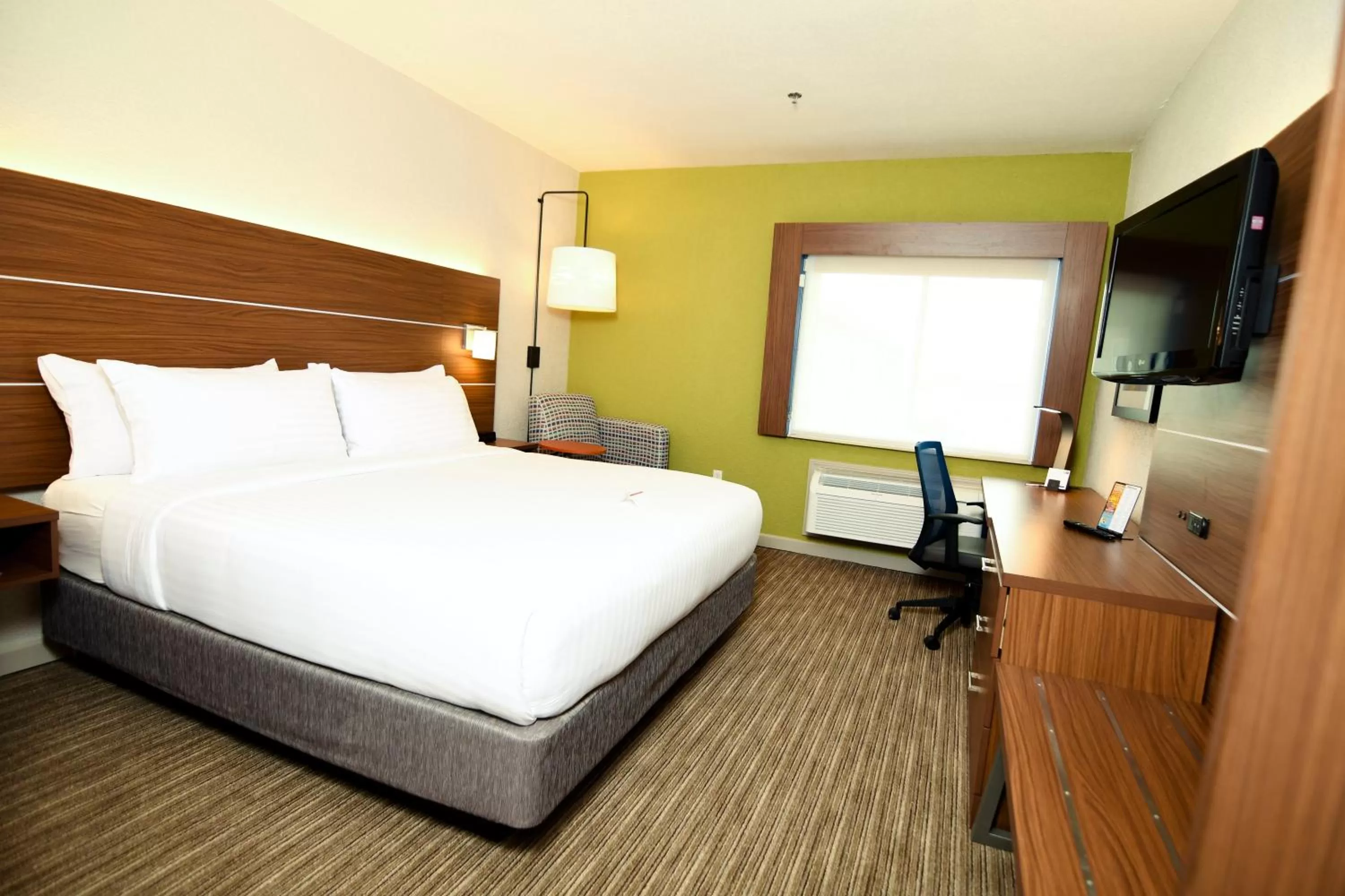 Photo of the whole room, Bed in Holiday Inn Express Hotel & Suites Port Clinton-Catawba Island by IHG