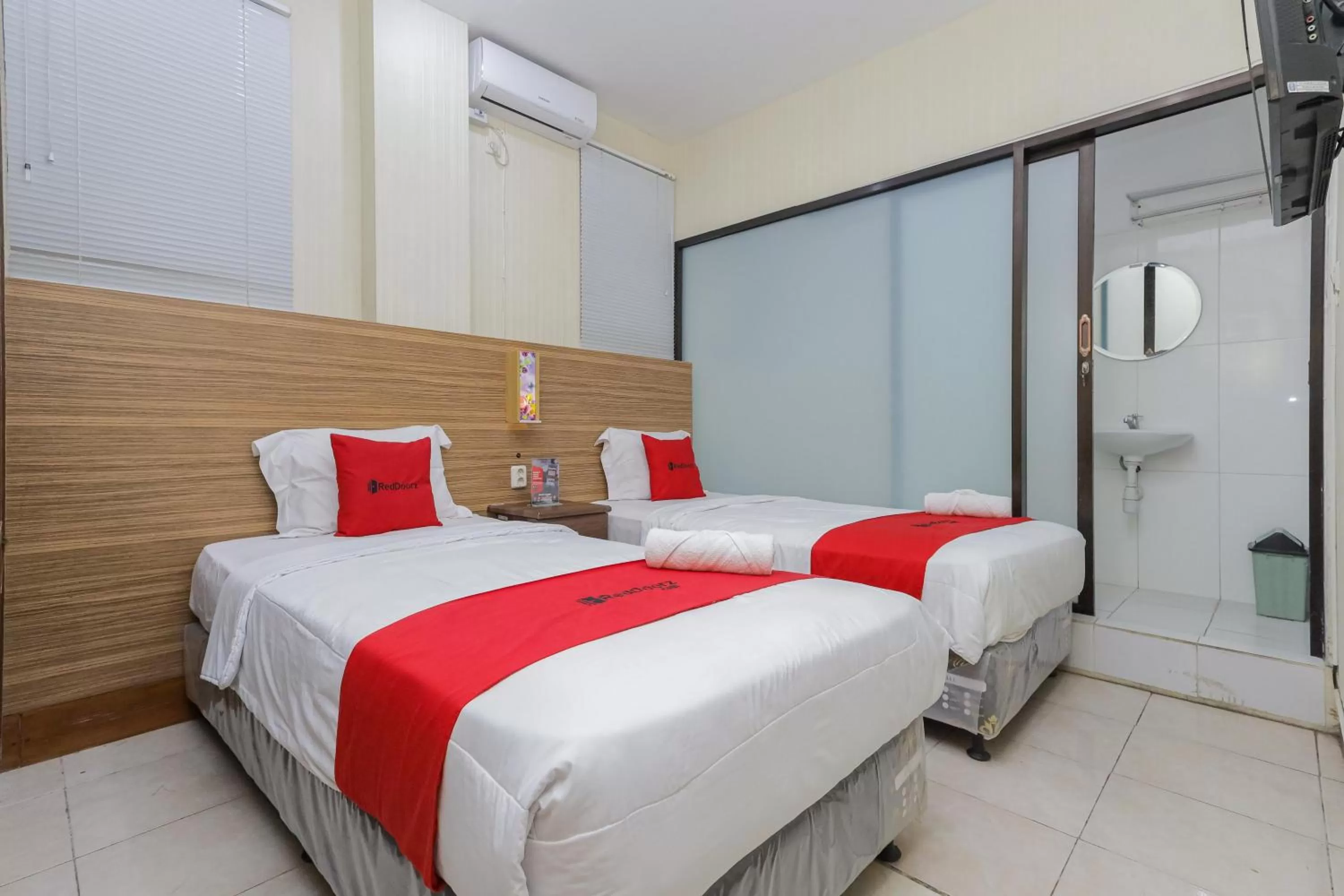 Bedroom, Bed in RedDoorz Syariah @ Klojen Malang