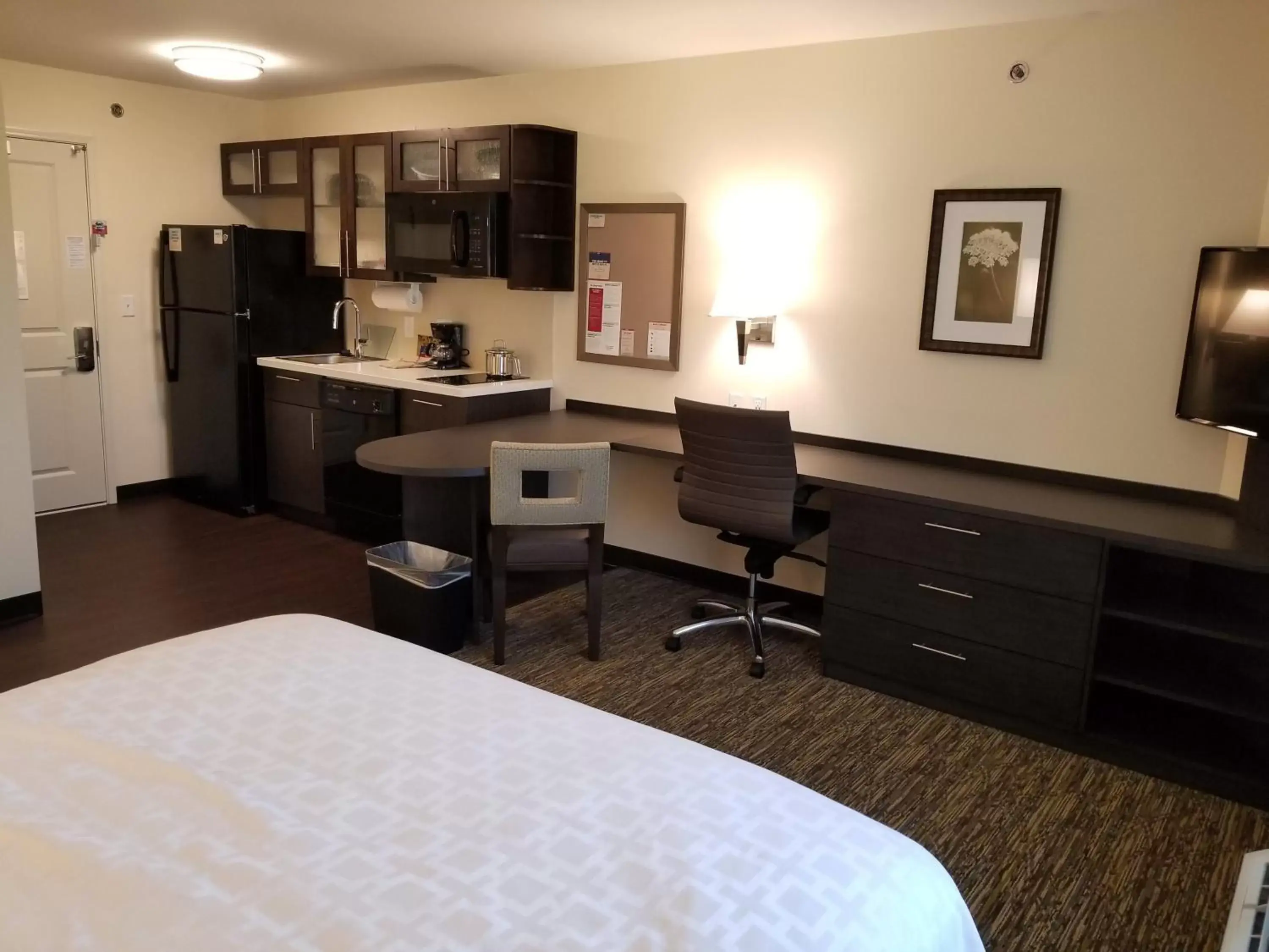 Studio Queen Suite with Tub - Mobility Accessible in Candlewood Suites - Davenport by IHG Studio Queen Suite with Tub - Mobility Accessible in Candlewood Suites - Davenport by IHG