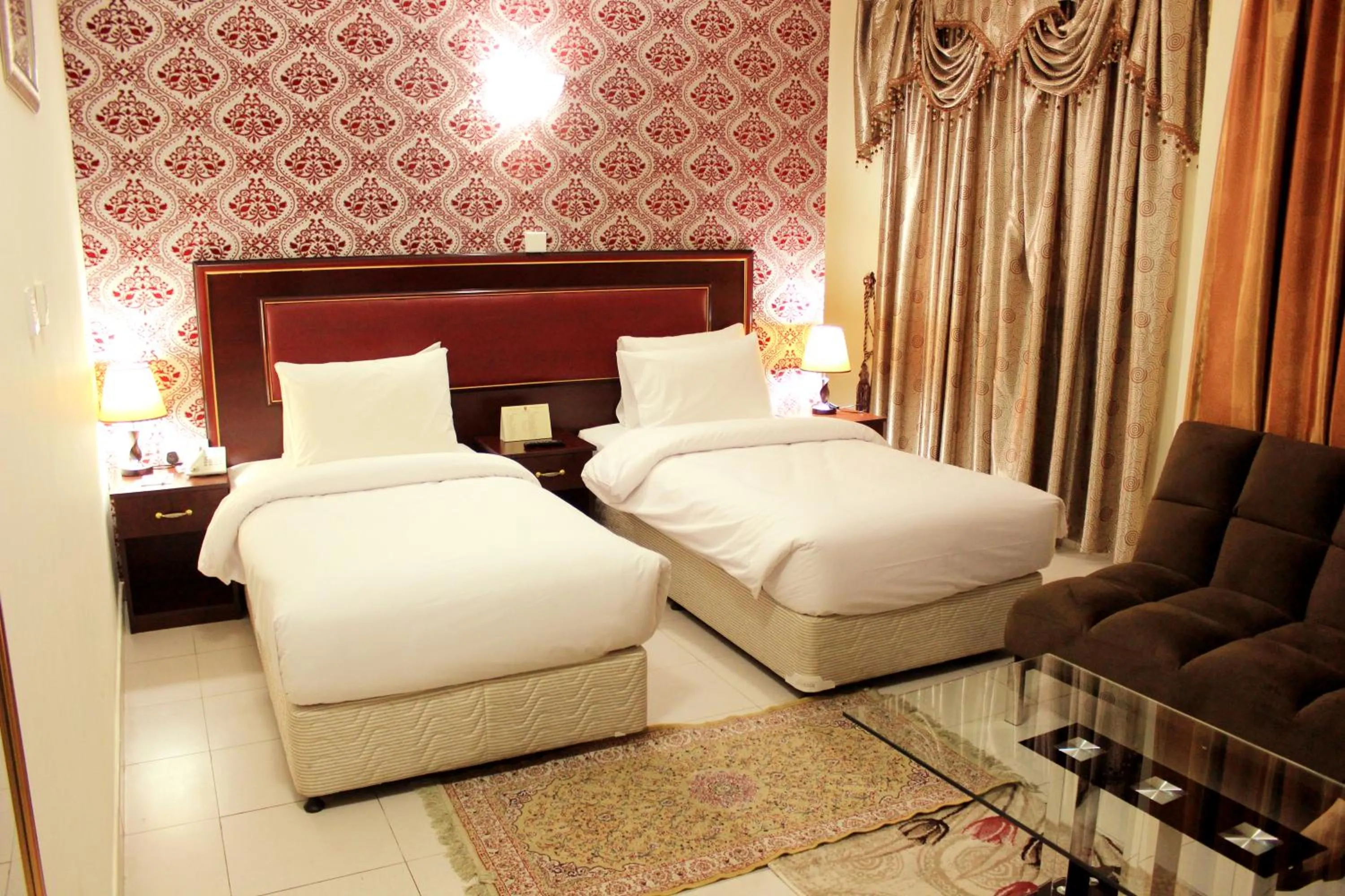 Bedroom, Bed in Montreal Naif Hotel