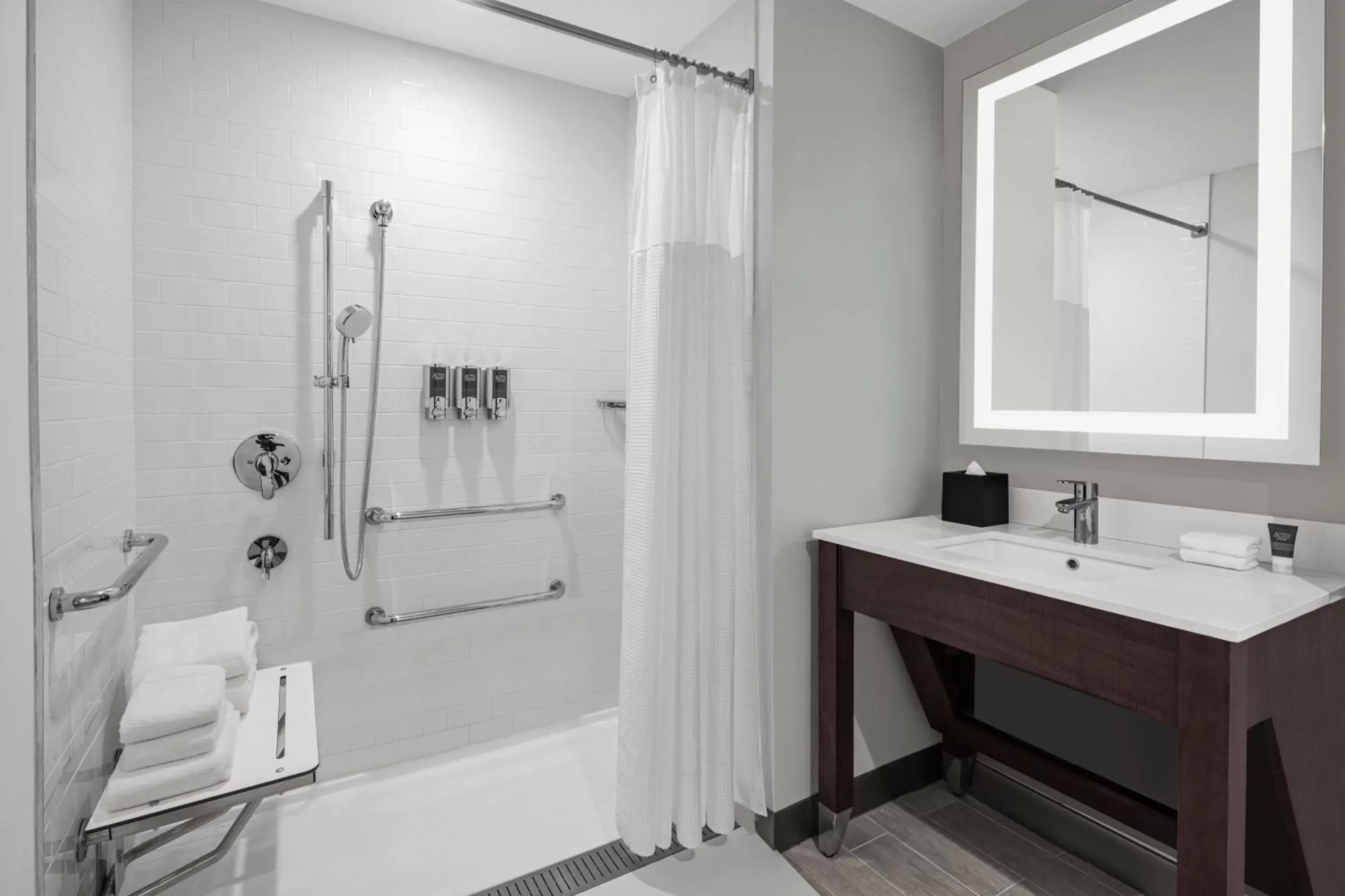 Traditional King Room in Four Points by Sheraton Flushing Traditional King Room in Four Points by Sheraton Flushing